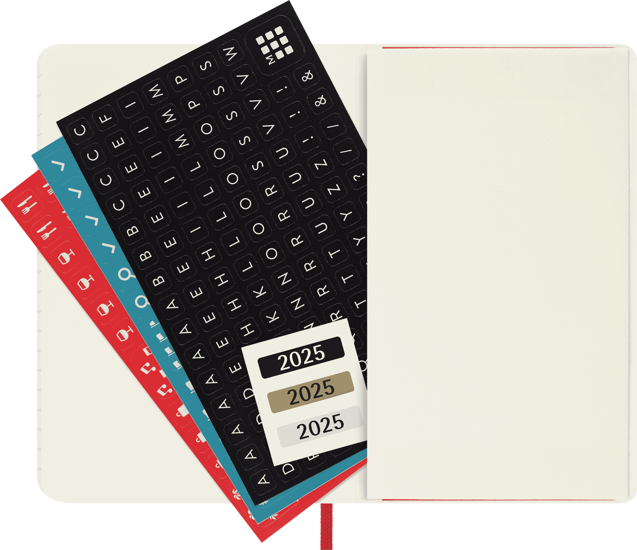 Quaderno aperto con adesivi. Adesivi includono lettere, icone ed etichette anno 2025.