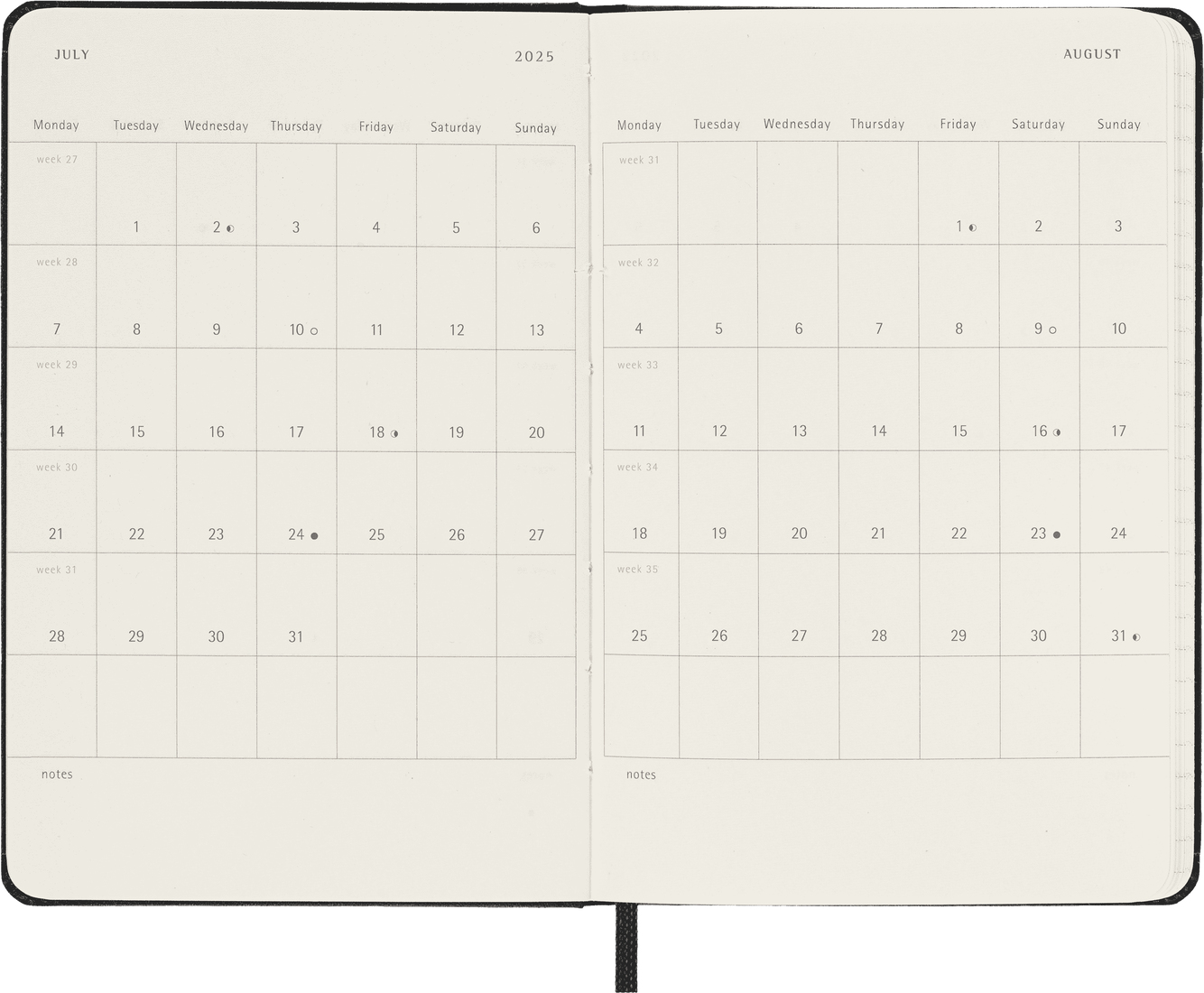 Quaderno nero aperto con pagine del calendario di luglio e agosto 2025.