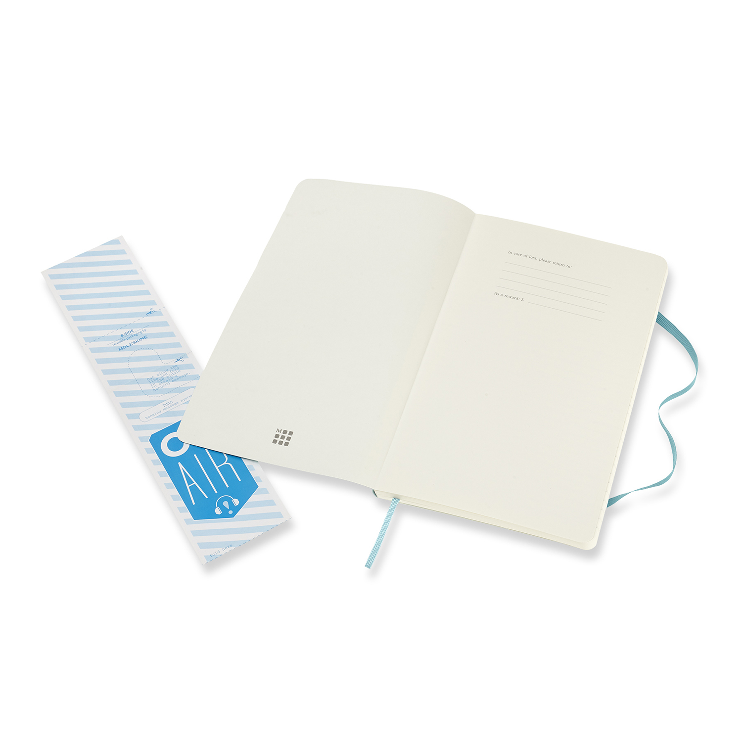 Offenes Notizbuch mit blauem Band und Papier mit Text und blauem Etikett.