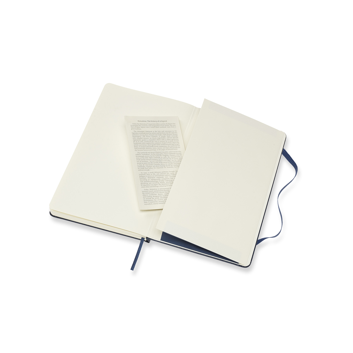 Offenes blaues Notizbuch mit Papiereinlage und blauem Band. Weißer Hintergrund.
