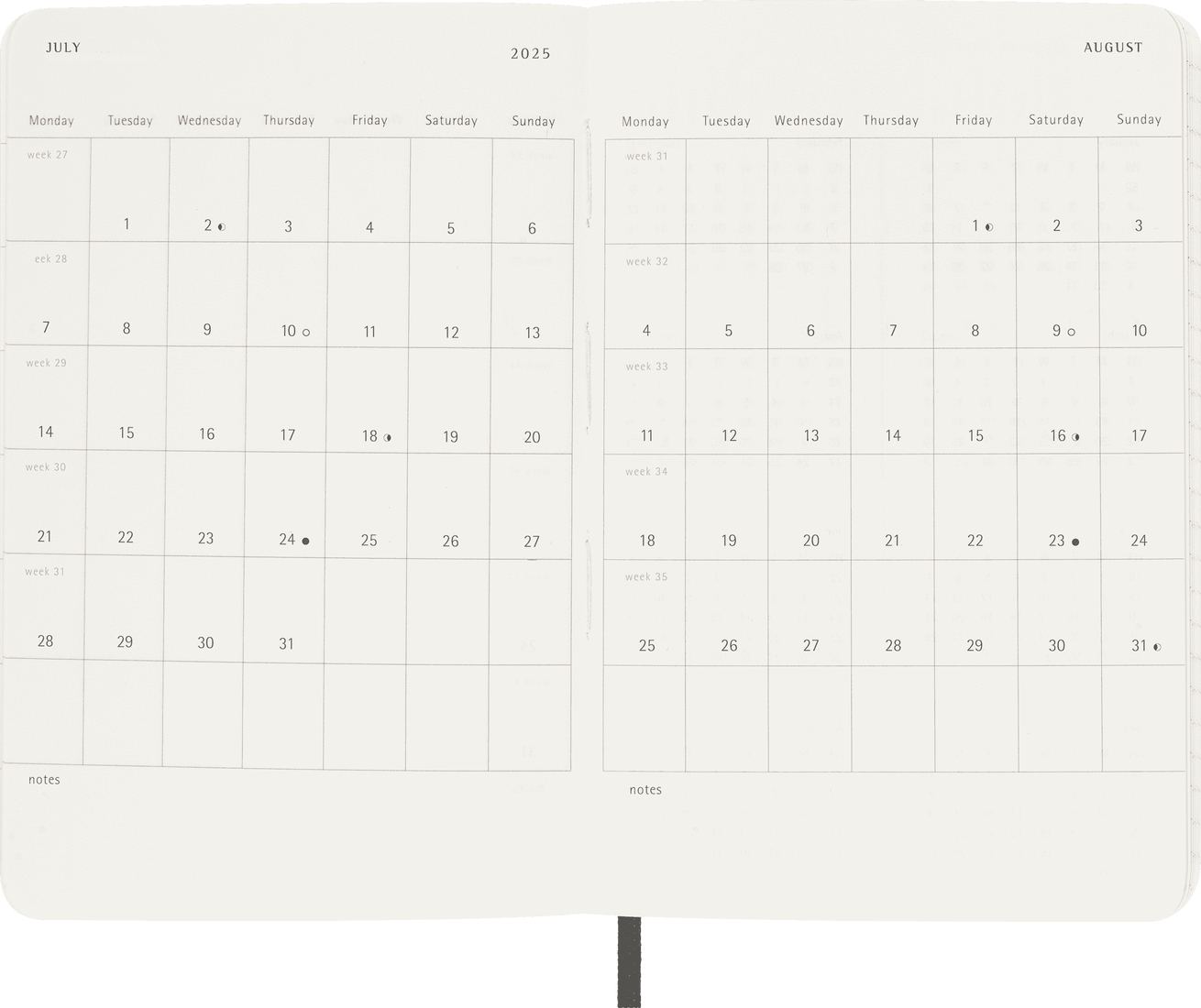 Quaderno aperto con pagine del calendario. Luglio e agosto 2025 visibili. Sfondo bianco.