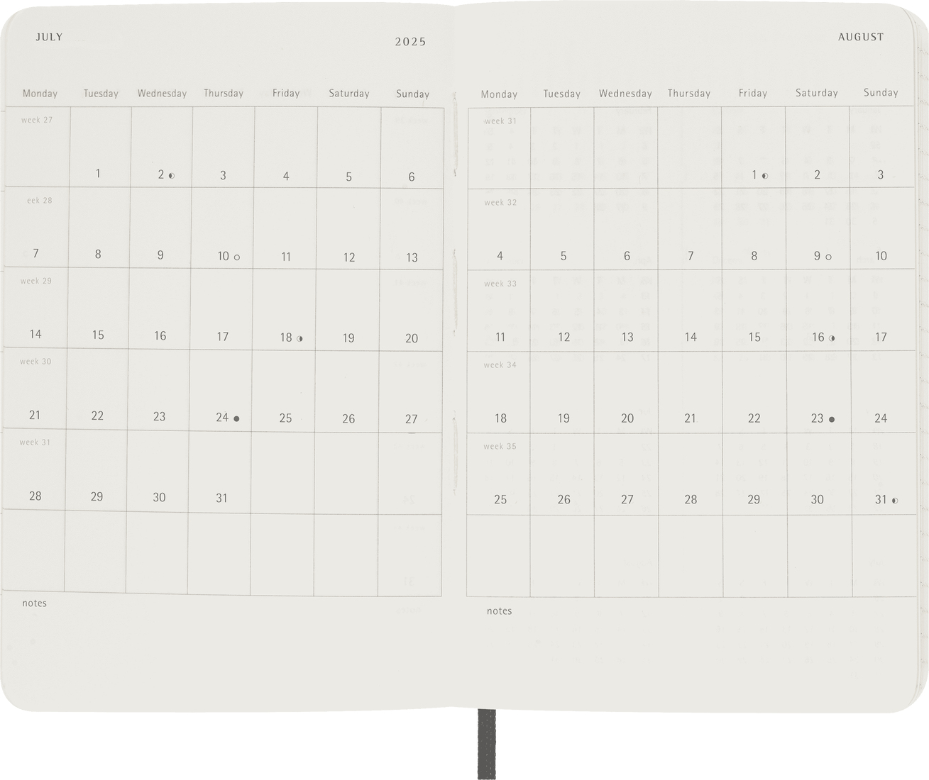 Quaderno aperto che mostra un calendario per luglio e agosto 2025 su sfondo bianco.  Le pagine sono color crema.