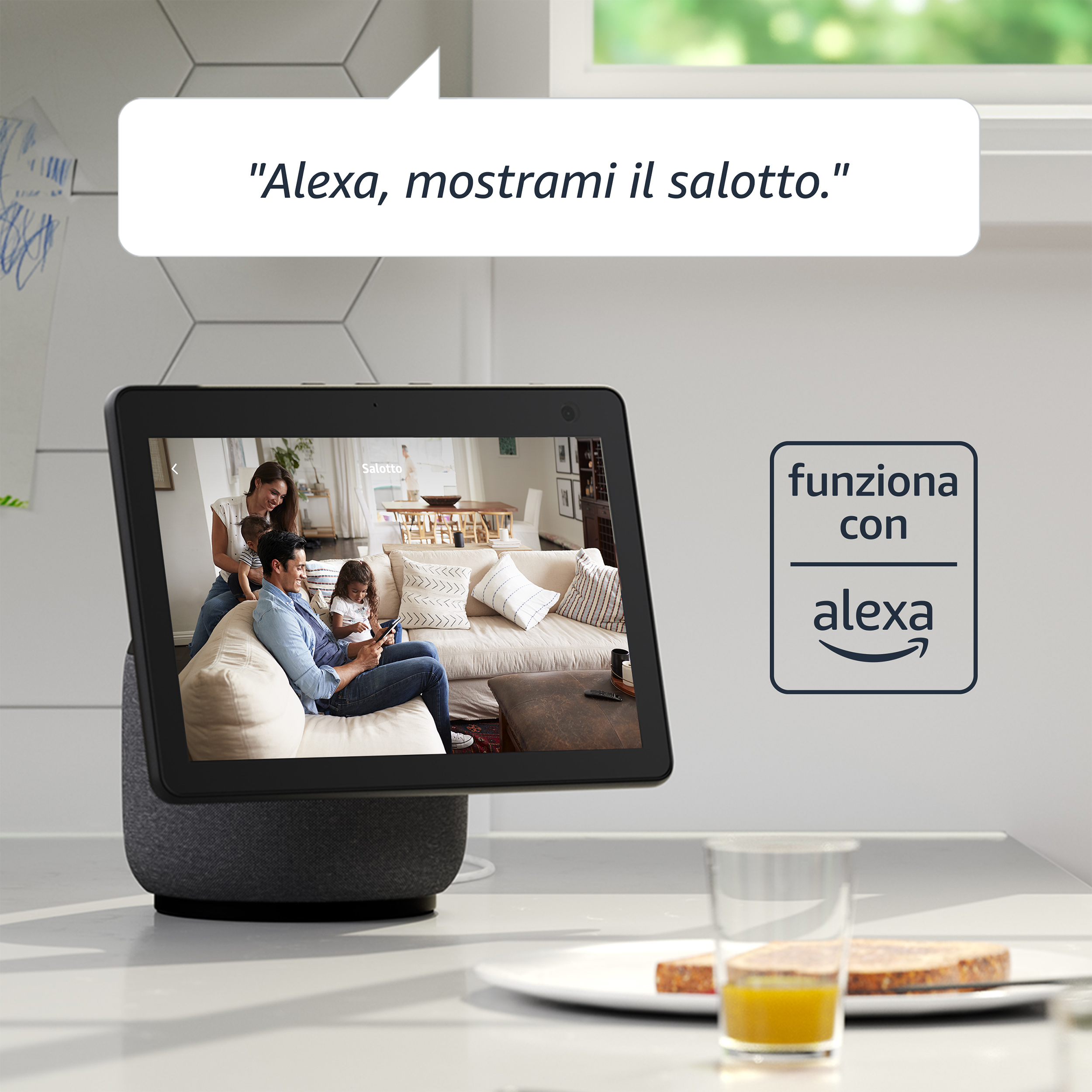Inteligentny wyświetlacz pokazuje rodzinę w salonie. Tekst: "Alexa, pokaż mi salon." i 'funziona con alexa'