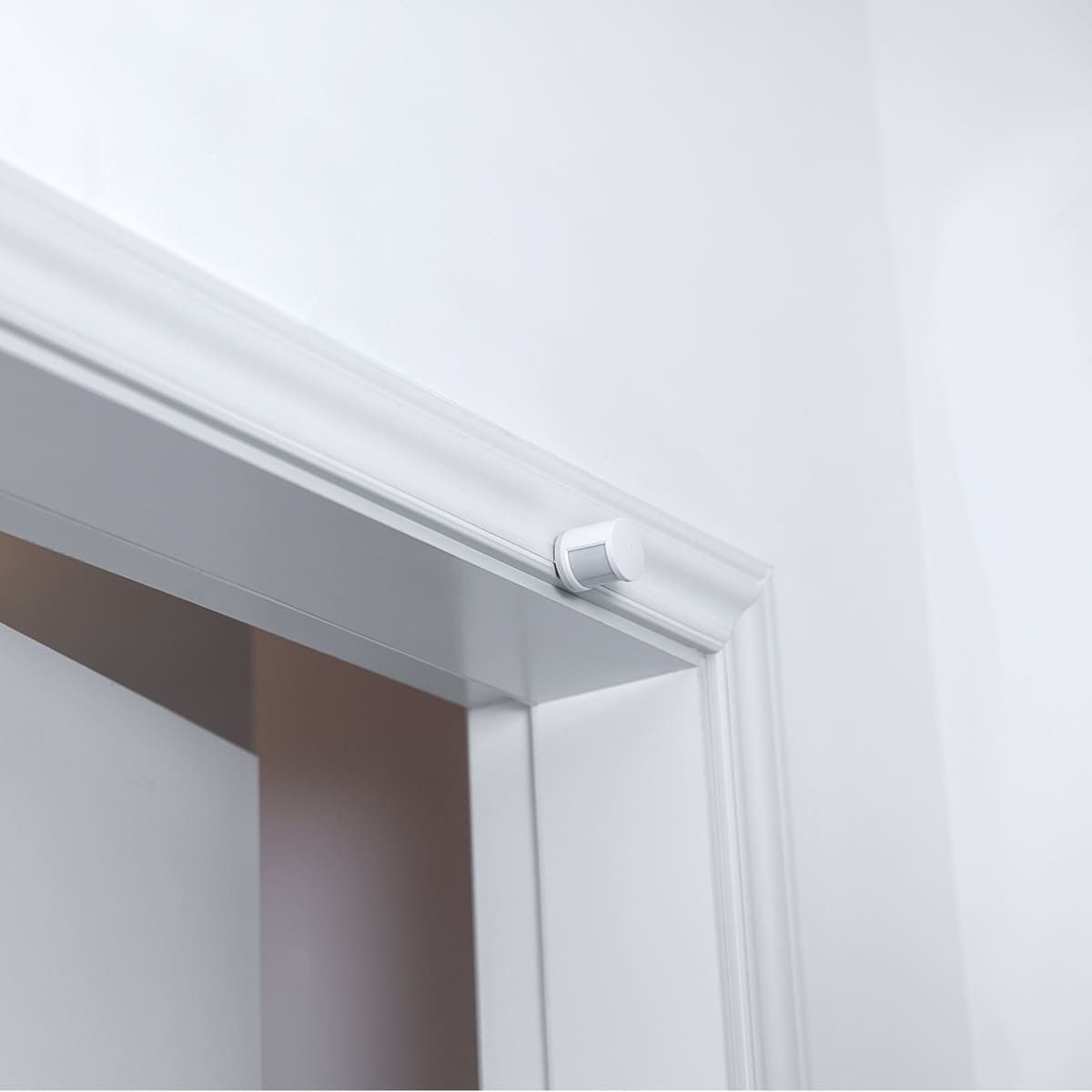Cornice bianca con un piccolo sensore bianco.