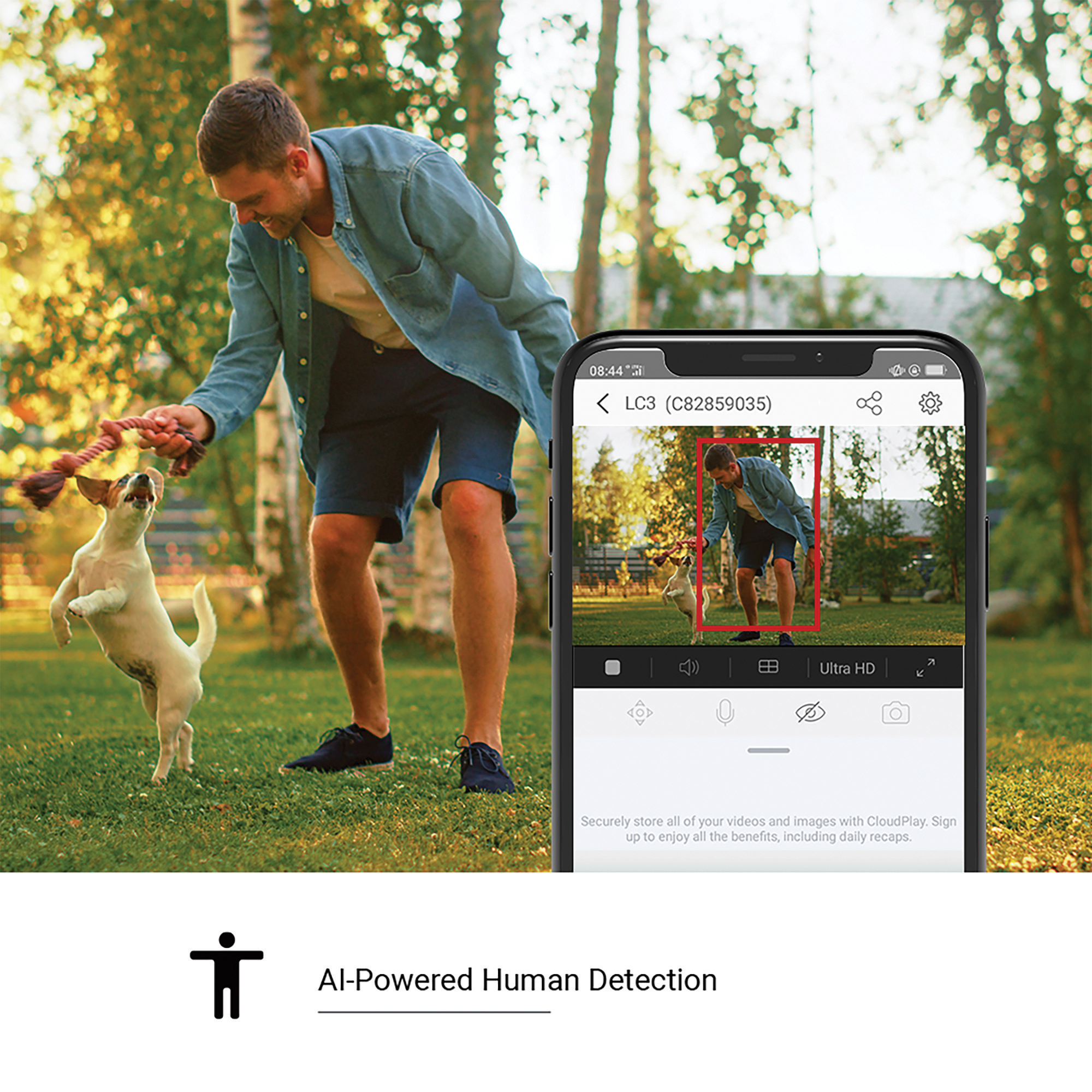 Mężczyzna bawi się z psem w parku, telefon pokazuje wideo z detekcją ludzi. Drzewa w tle.