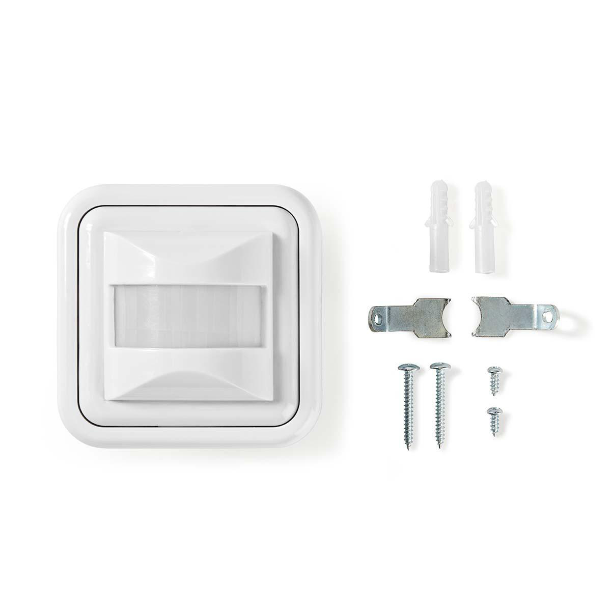 Ein weißer Bewegungssensor und Montagezubehör auf einer weißen Oberfläche. Der Sensor hat eine quadratische Form.