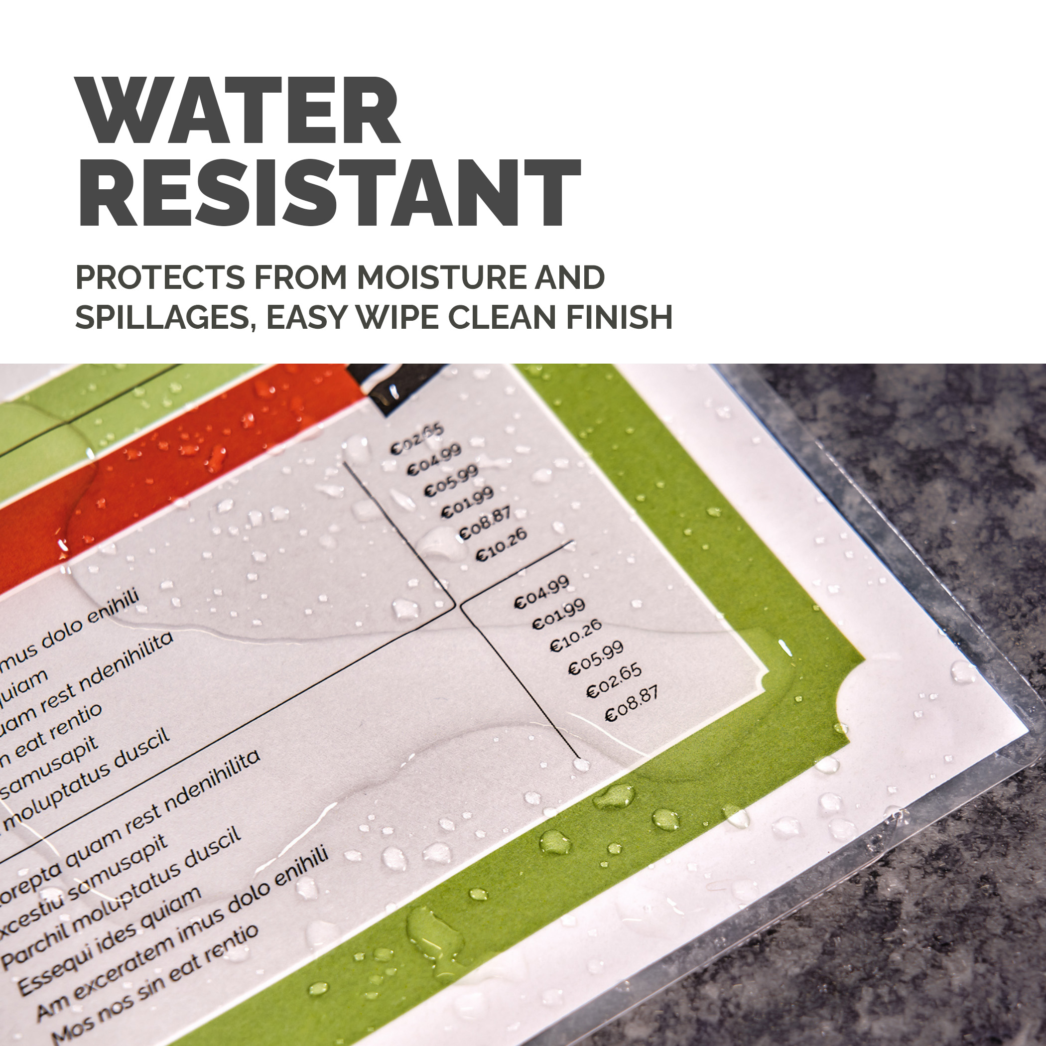 Ein laminiertes Dokument mit Wassertropfen. Text ist mit einem grünen und roten Streifen sichtbar.