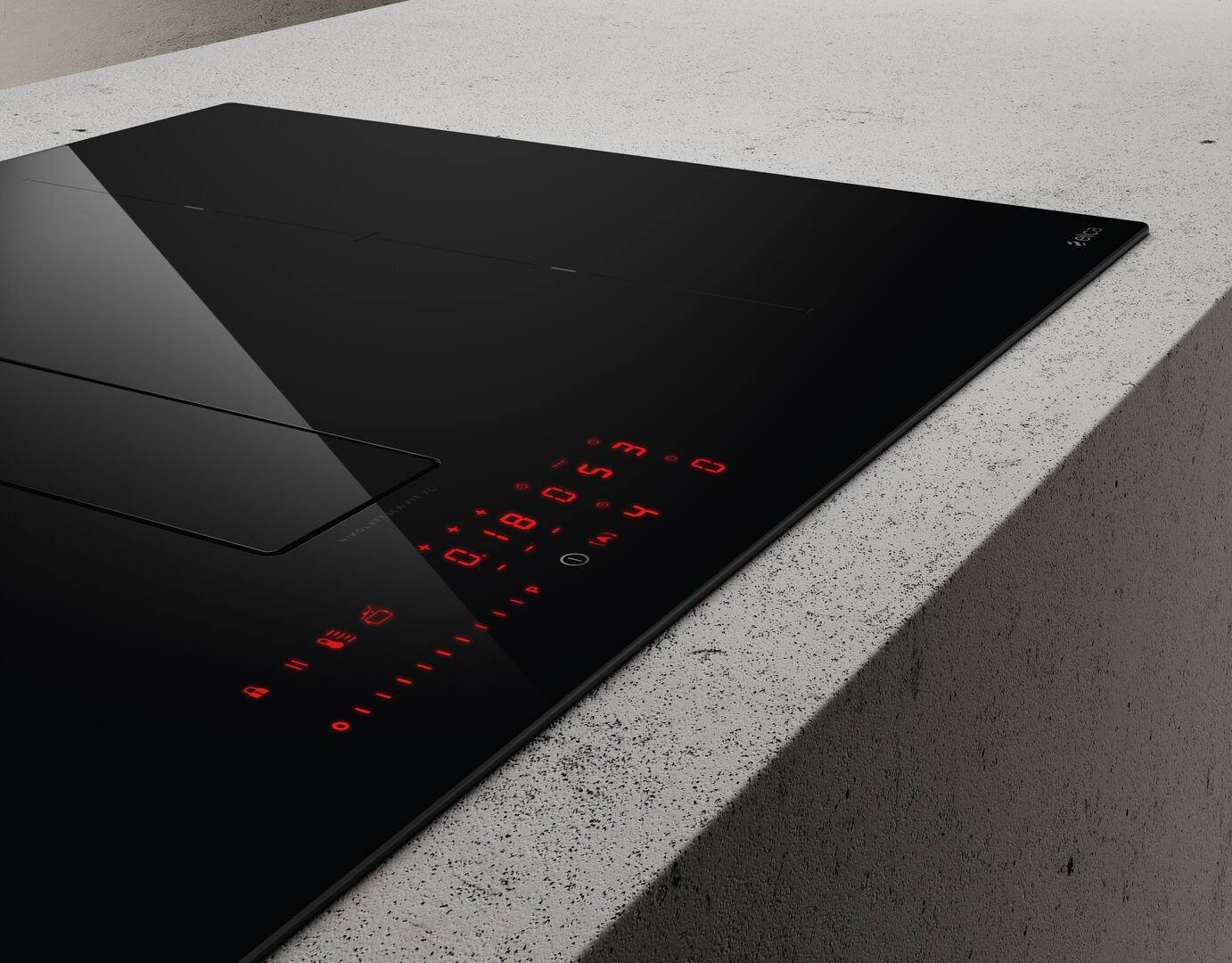 Zbliżenie czarnej płyty grzewczej. Czerwony wyświetlacz pokazujący liczby. Szara betonowa powierzchnia. Logo Elica u góry.