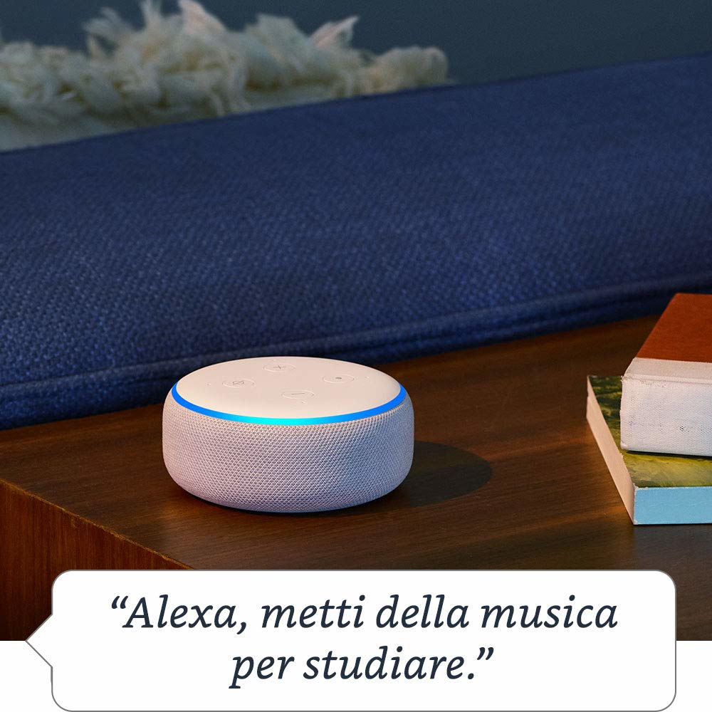 Ein intelligenter Lautsprecher auf einem Tisch. Der Text lautet: „Alexa, spiel Musik zum Lernen“.