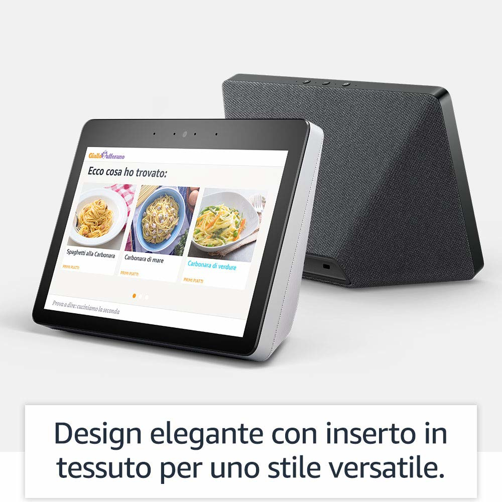 Ein Tablet mit Pastagerichten, neben einem schwarzen Lautsprecher mit Stoffbezug.