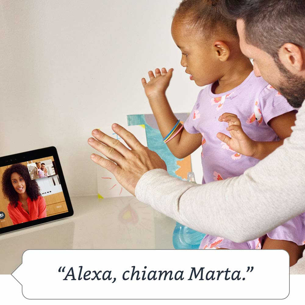 Vater und Tochter nutzen Smart Display, sagt: 'Alexa, rufe Marta an'.