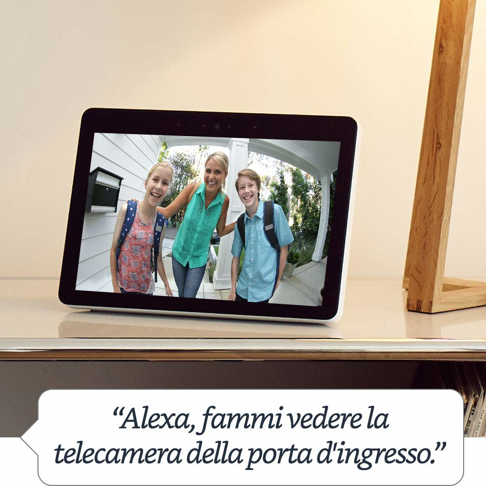 Smart Display zeigt Personen auf Veranda, sagt: 'Alexa, zeige mir die Kamera der Eingangstür'.
