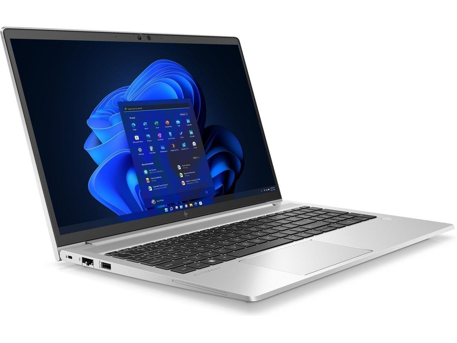 Silberner Laptop mit Windows 11 Oberfläche, geöffnet und abgewinkelt. Schwarze Tastatur. Weißer Hintergrund. HP Elitebook.