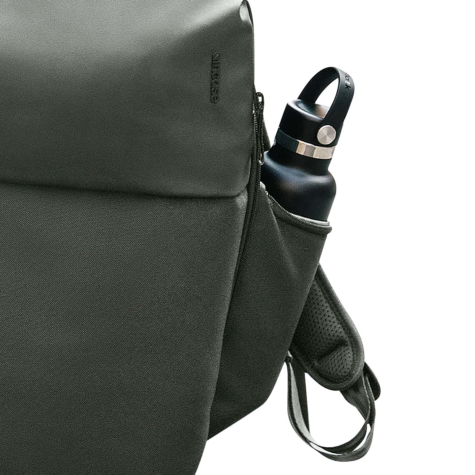 Schwarze Wasserflasche in der Seitentasche eines dunkelgrünen Rucksacks.