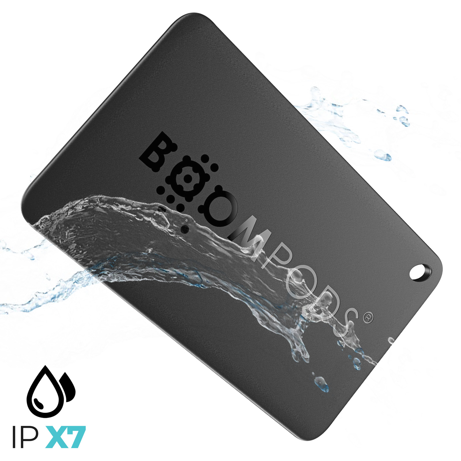 Dispositivo rettangolare nero con la scritta BOOMPODS. Gocce d'acqua mostrano che è impermeabile, certificato IPX7.