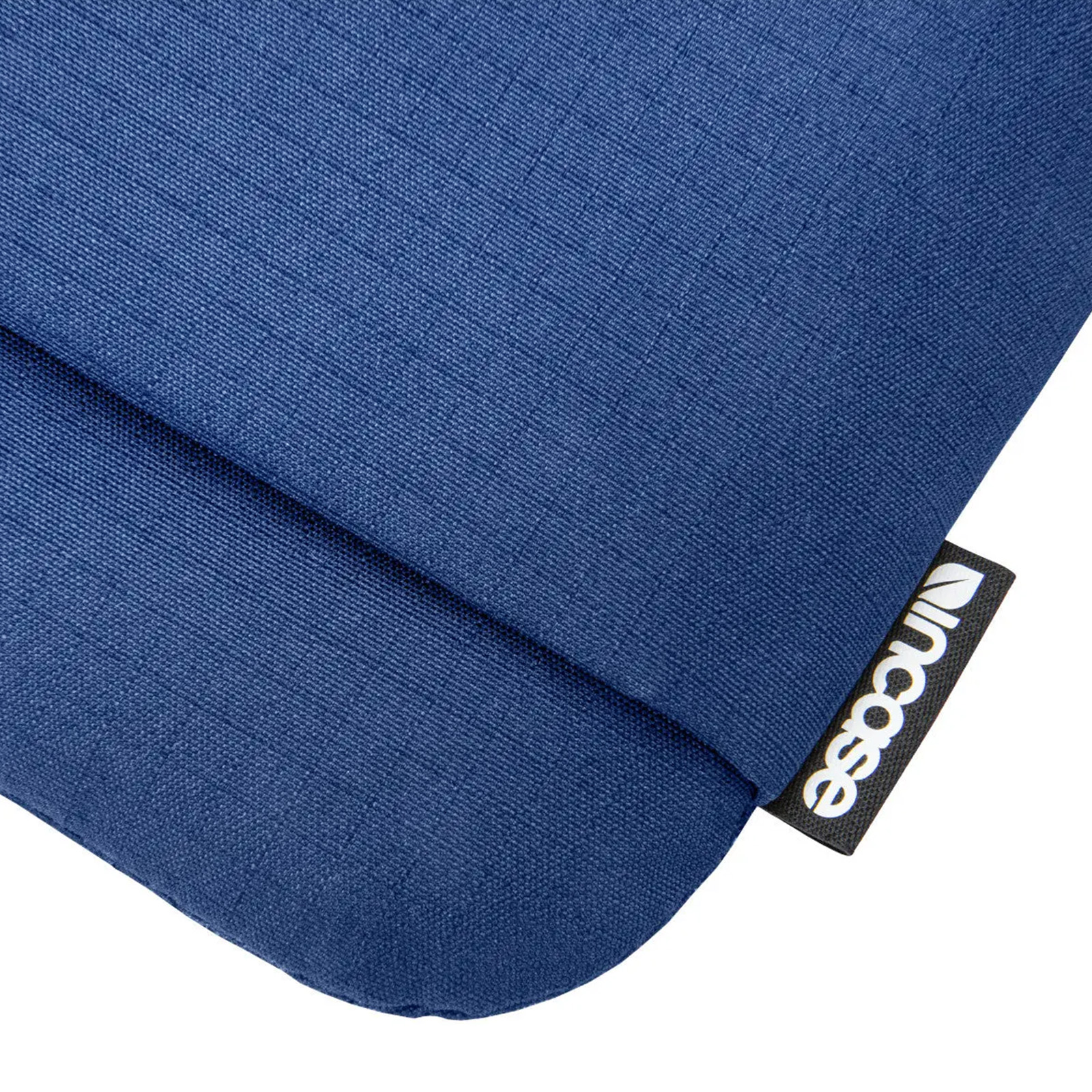 Primo piano di una custodia blu per laptop. Ha un piccolo logo Incase nero nell'angolo in basso a destra.