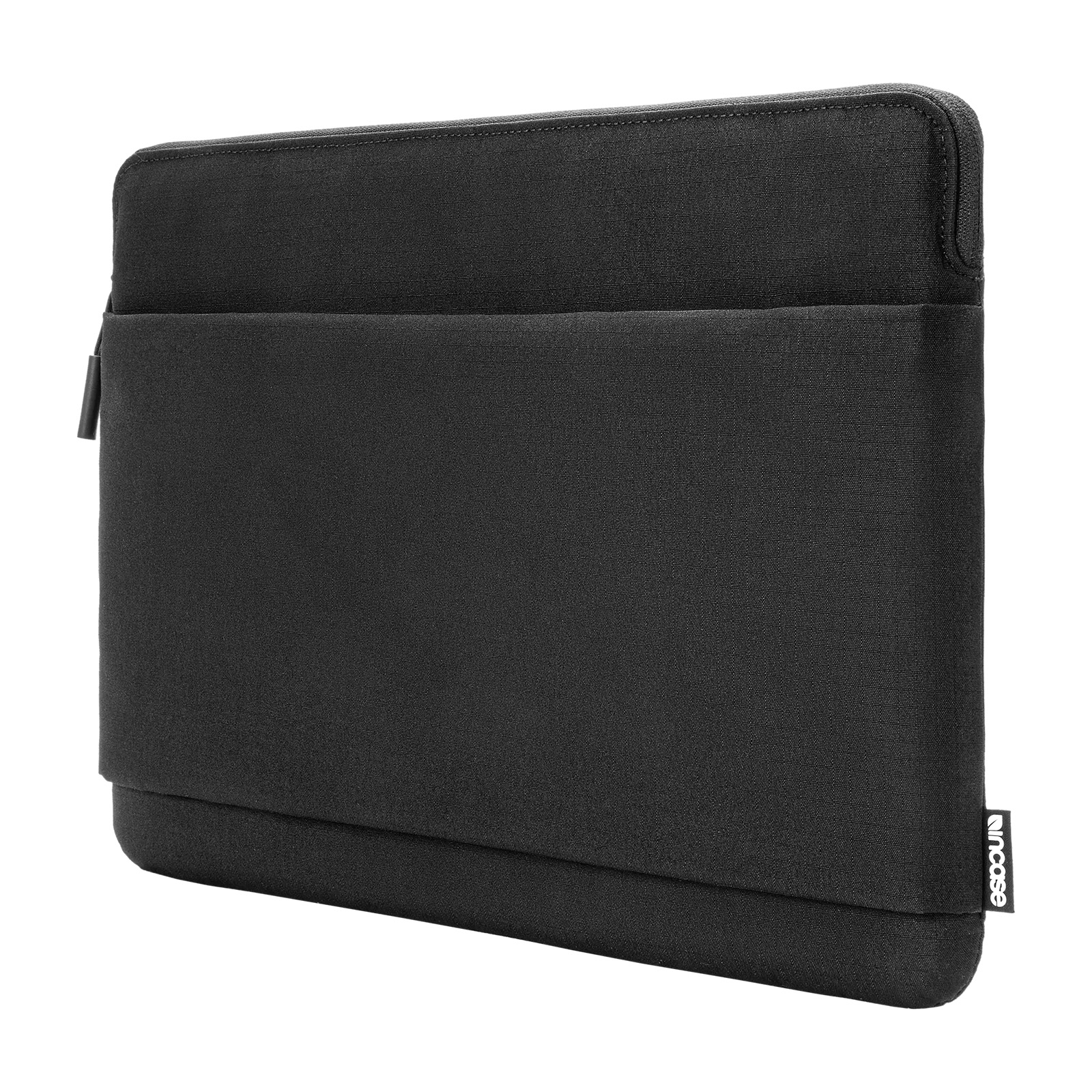 Una custodia nera per laptop, con chiusura a zip e una tasca frontale.