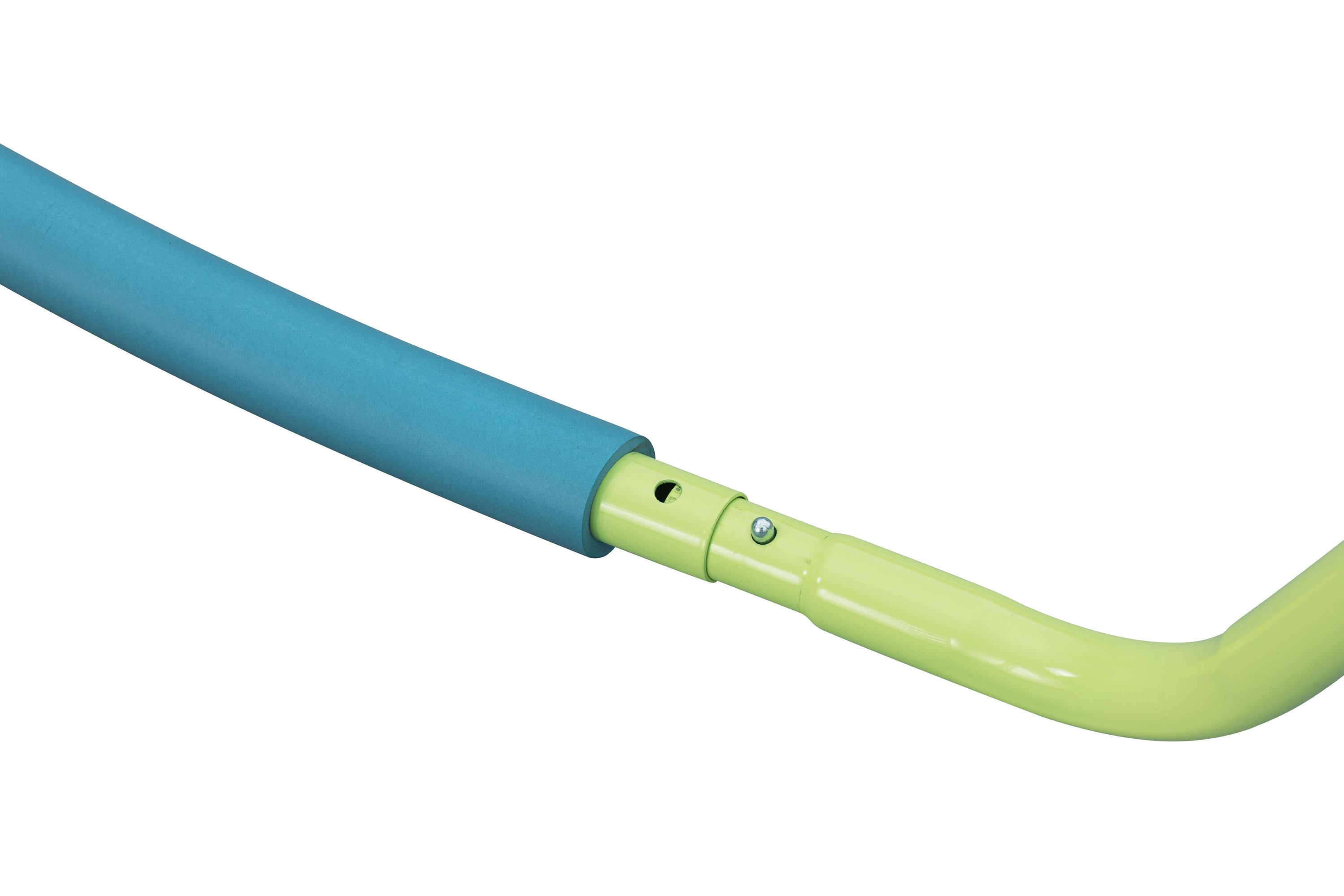 Zbliżenie na połączenie ramy trampoliny. Widoczna niebieska piankowa wyściółka, zielony metal i śruba łącząca.