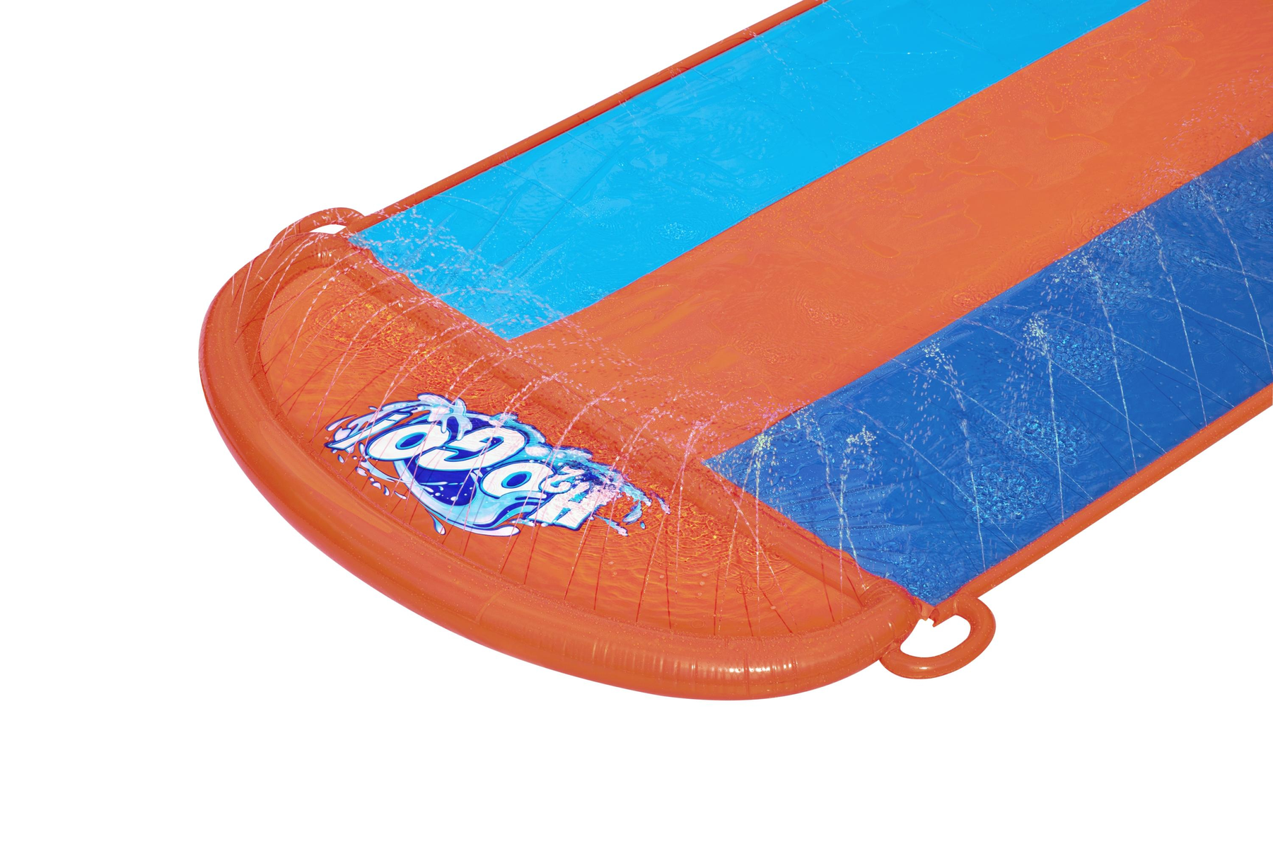 Tobogán acuático naranja y azul con chorros de agua, fondo blanco.