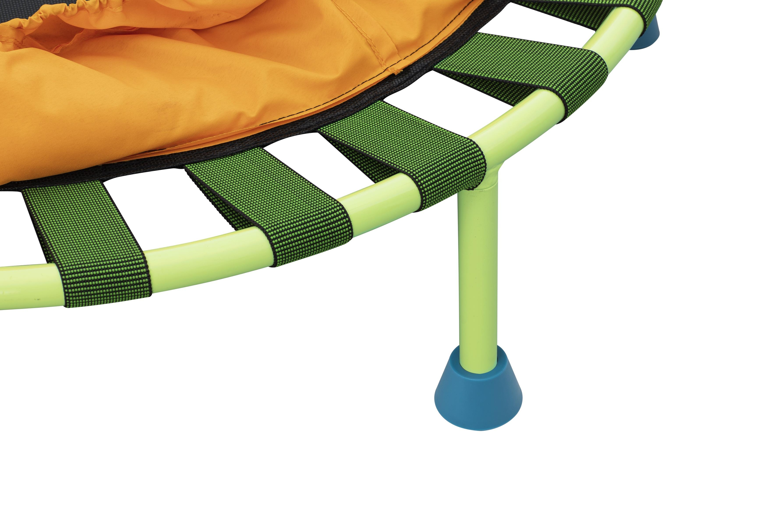 Zbliżenie na nogę trampoliny. Zielona rama, pomarańczowa wyściółka, czarna siatka, niebieska stopa.