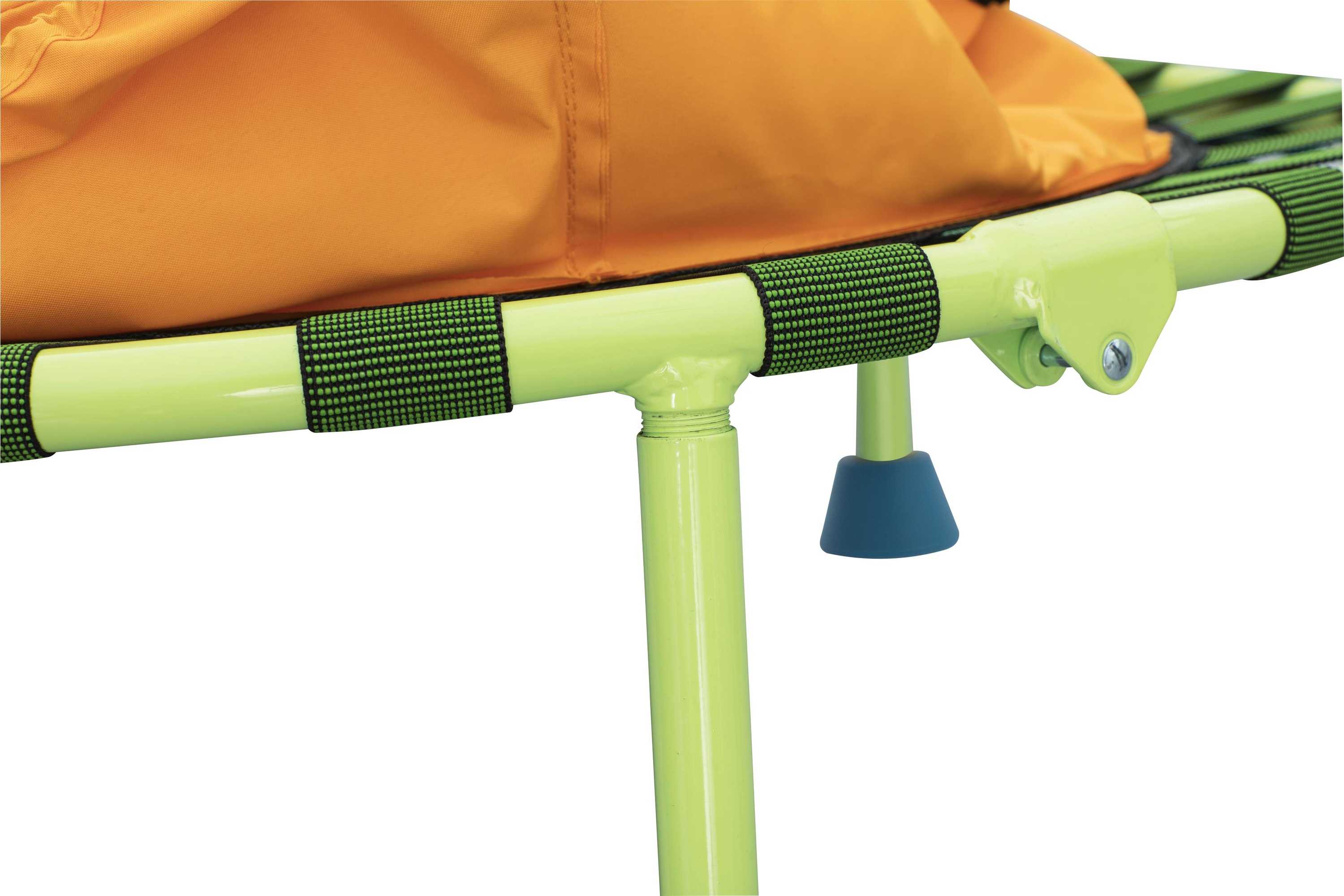 Zbliżenie na ramę trampoliny. Zielona rama, pomarańczowa wyściółka, czarna siatka i niebieska stopa.