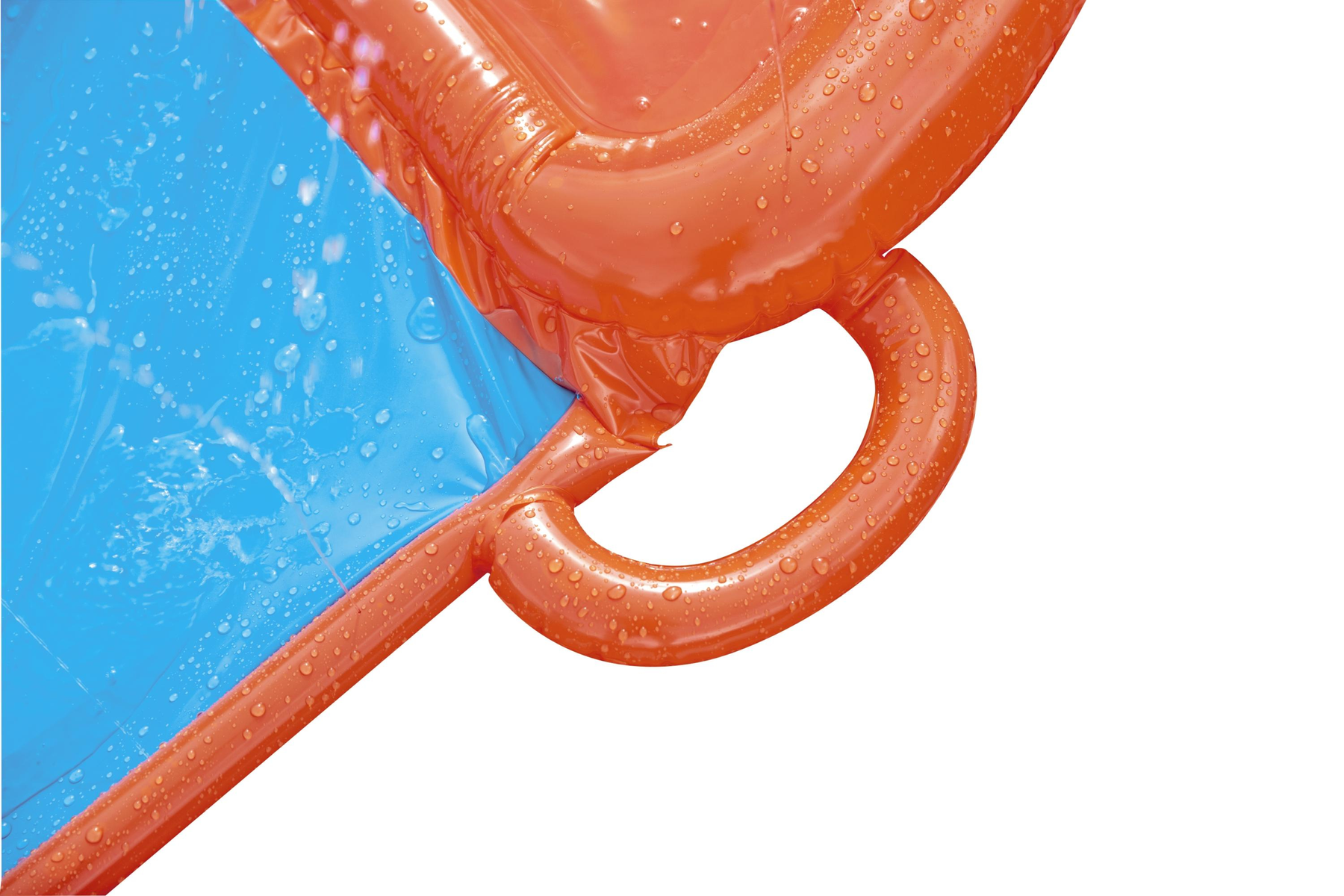 Primer plano de un tobogán acuático. Estructura inflable naranja con gotas de agua, superficie azul y fondo blanco.