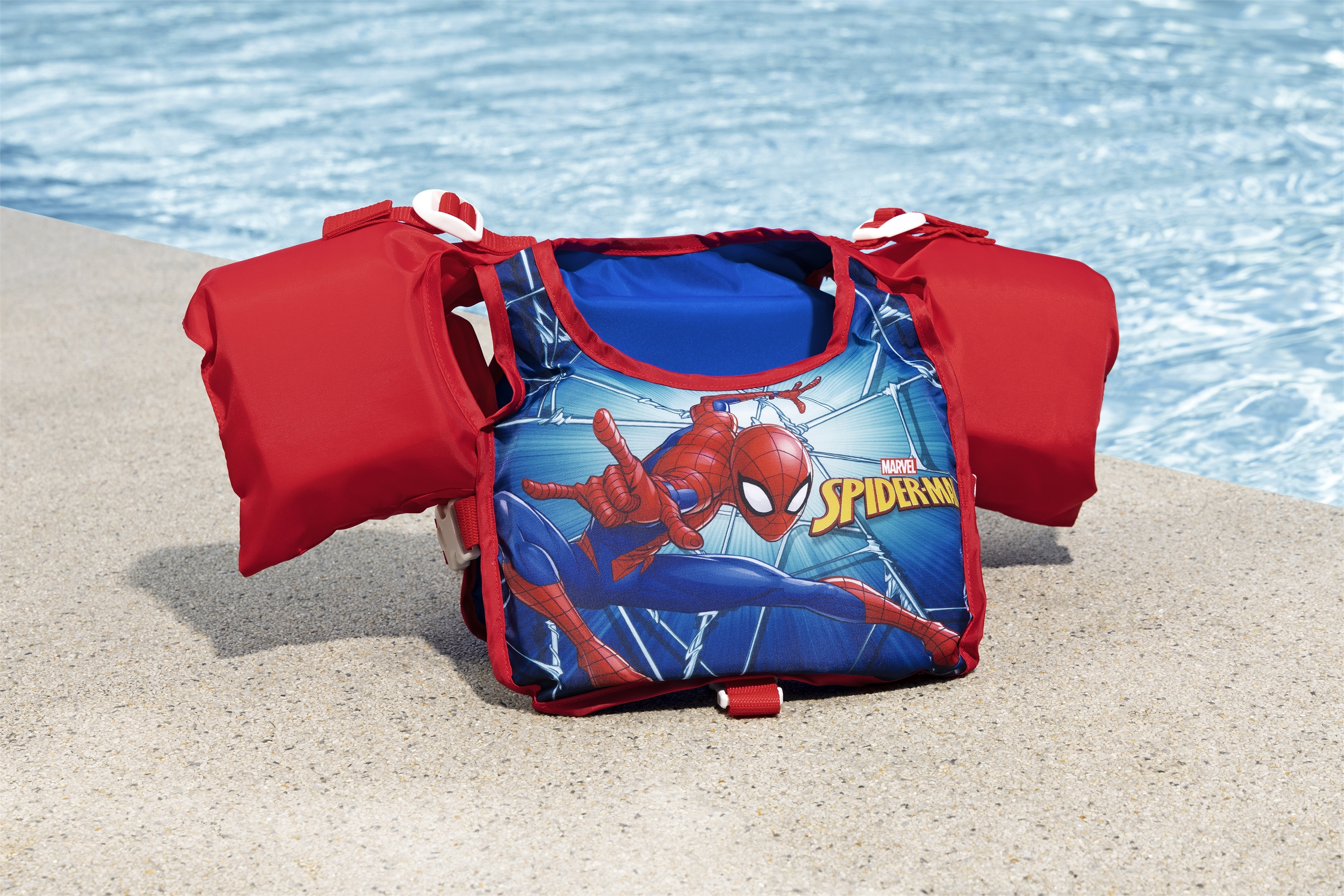 Gilet di Spiderman con braccioli, a bordo piscina.