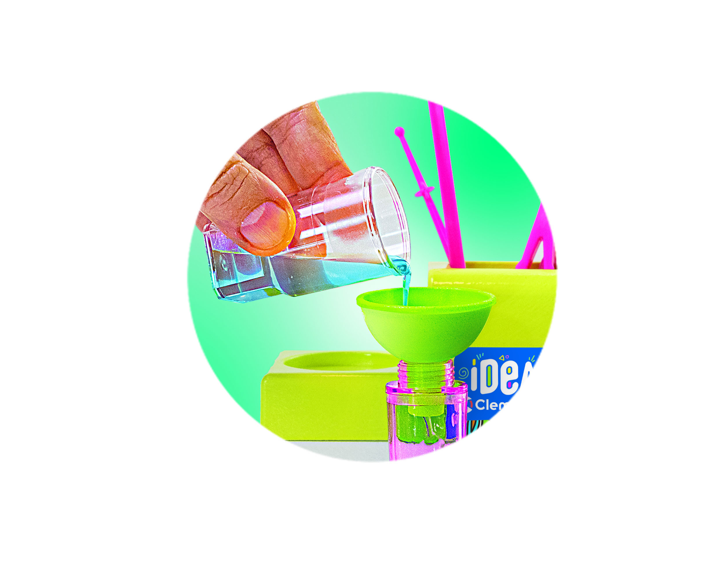 Zbliżenie dłoni wlewającej płyn z fiolki do lejka na zestawie rzemieślniczym.