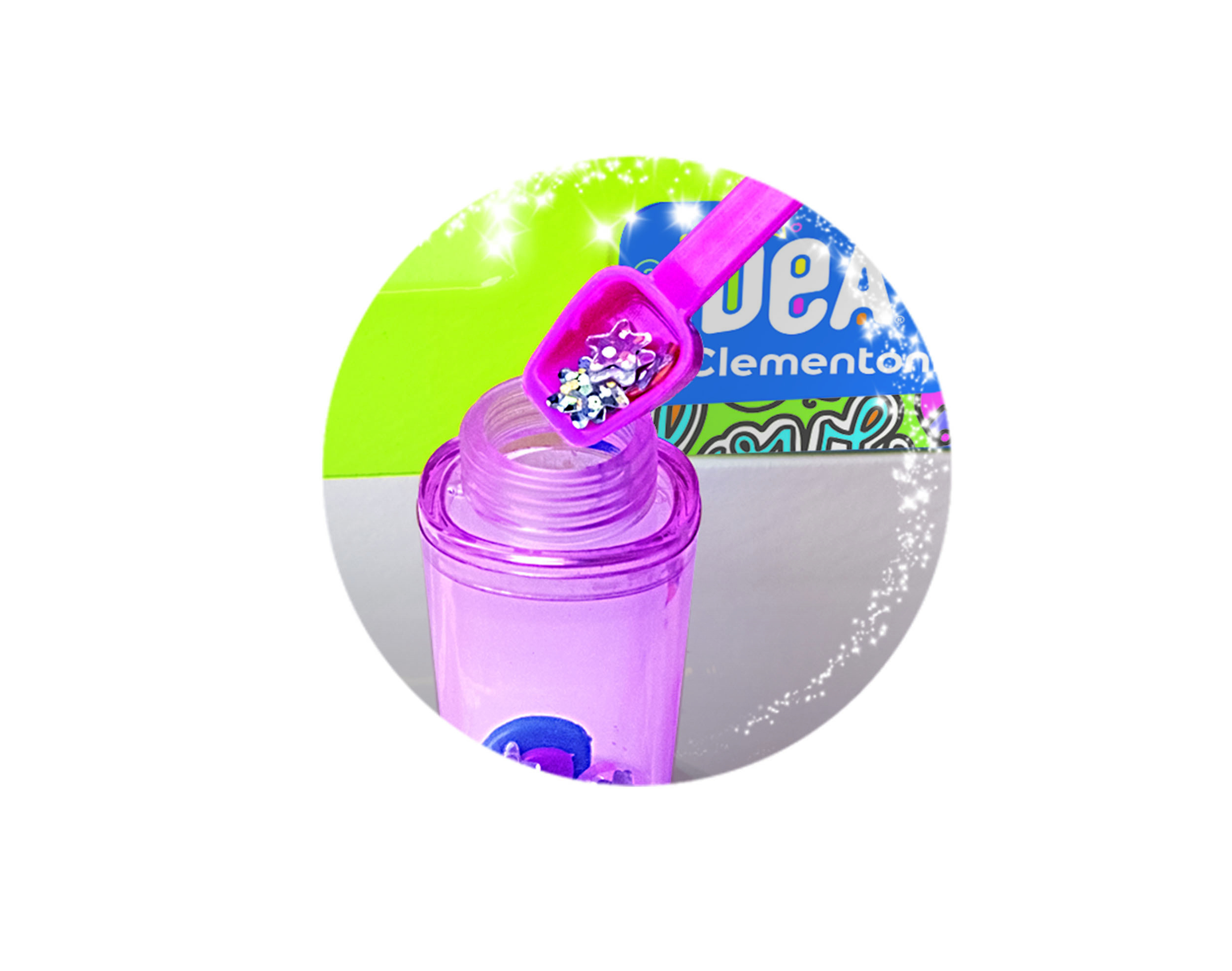 Przezroczysty pojemnik z różowym płynem i brokatem, który do niego wlewa się. Zielone i niebieskie tło.