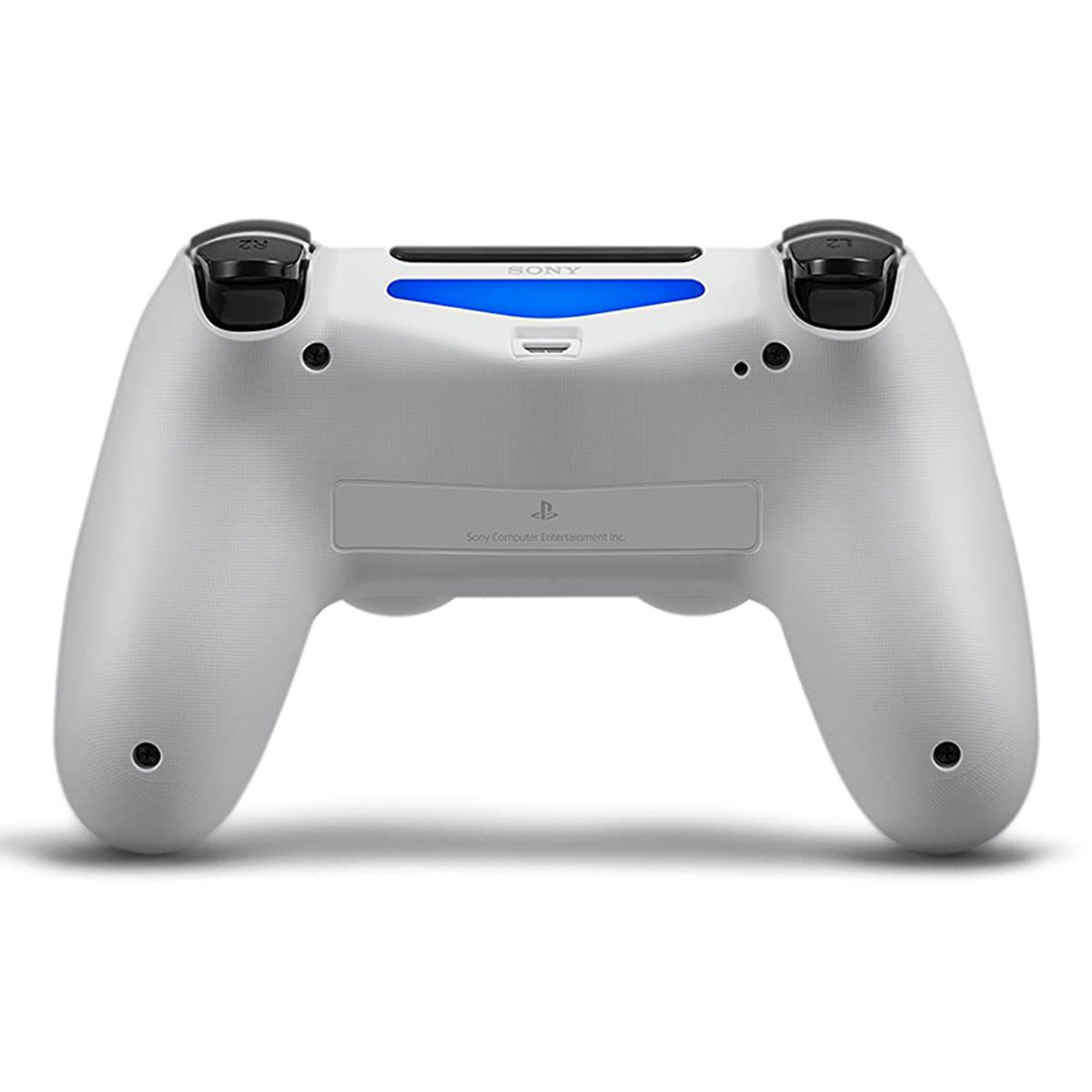 Controller PlayStation 4 bianco. Pulsanti e joystick neri. Logo Sony in alto.