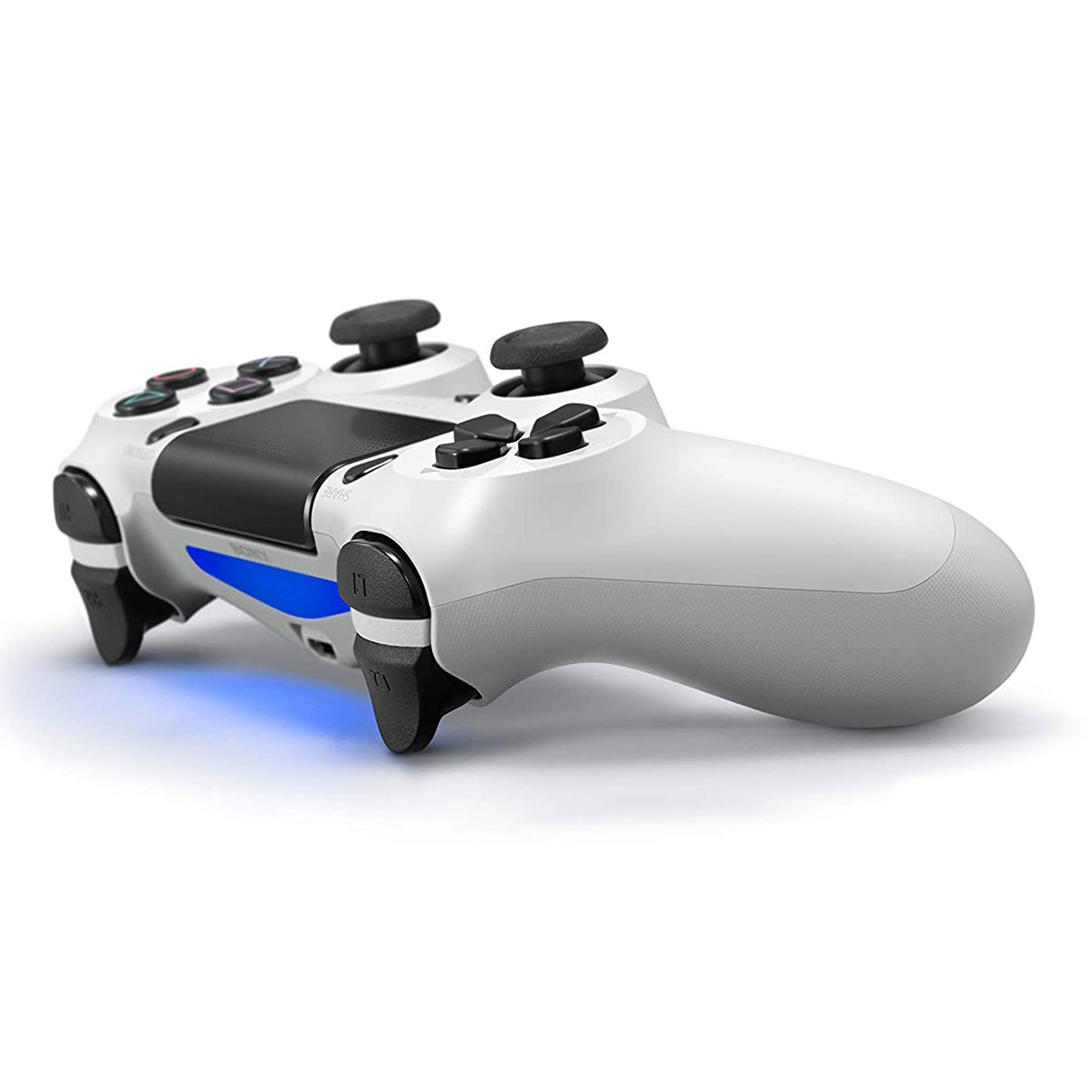 Vista laterale di un controller PlayStation 4 bianco, che mostra pulsanti e luce blu.