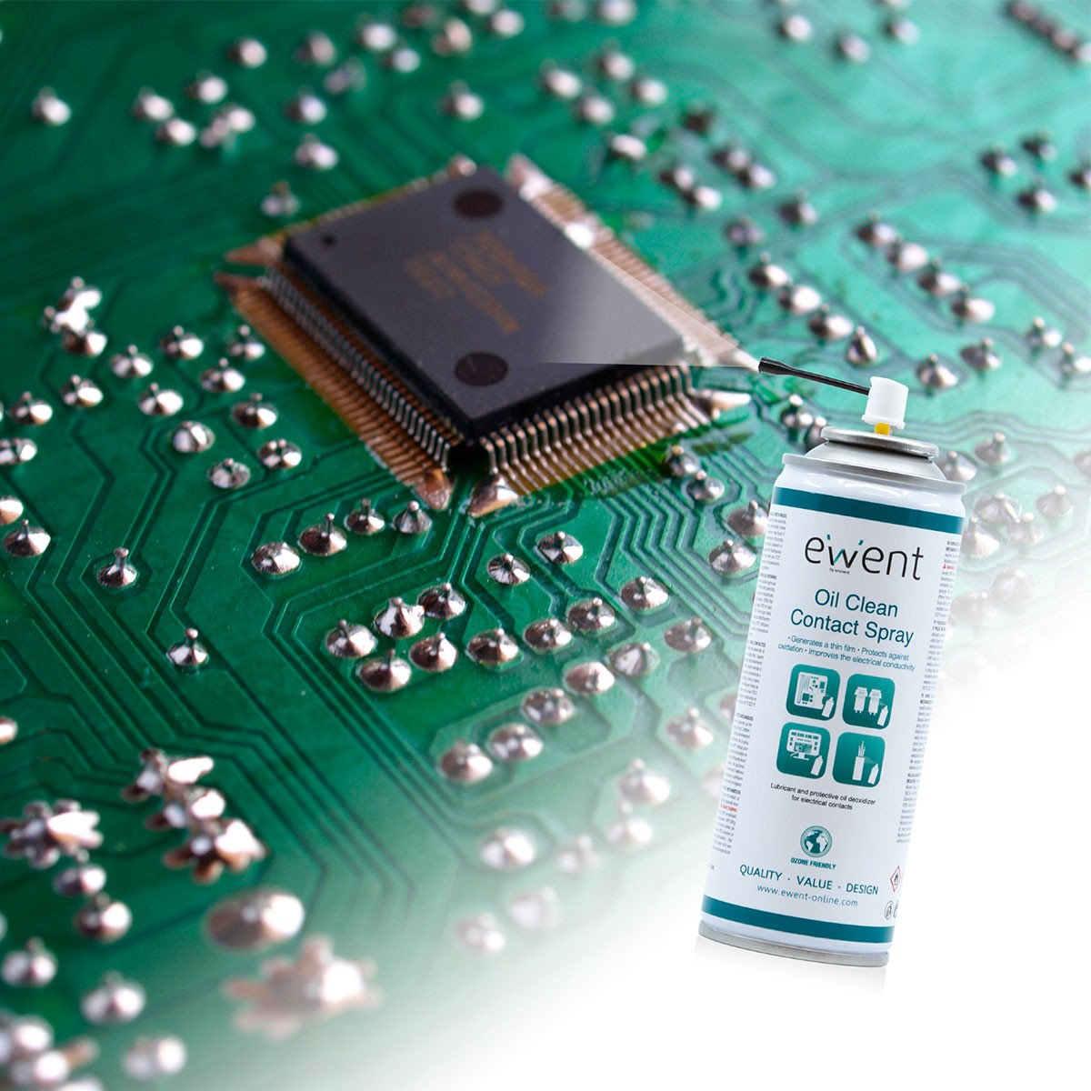 Puszka spray ew ent do czyszczenia styków olejem na zielonej płytce drukowanej z chipem elektronicznym.