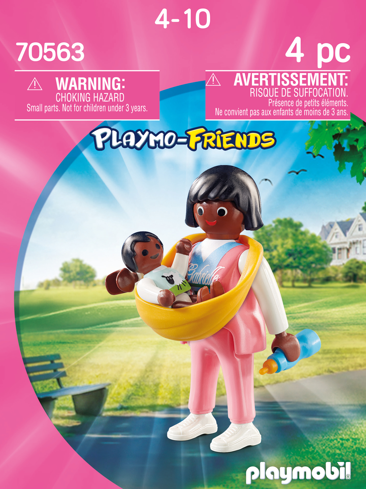 Figura Playmobil di una donna che tiene un bambino in un marsupio giallo, con un biberon. Sono presenti avvertenze sul pericolo di soffocamento.