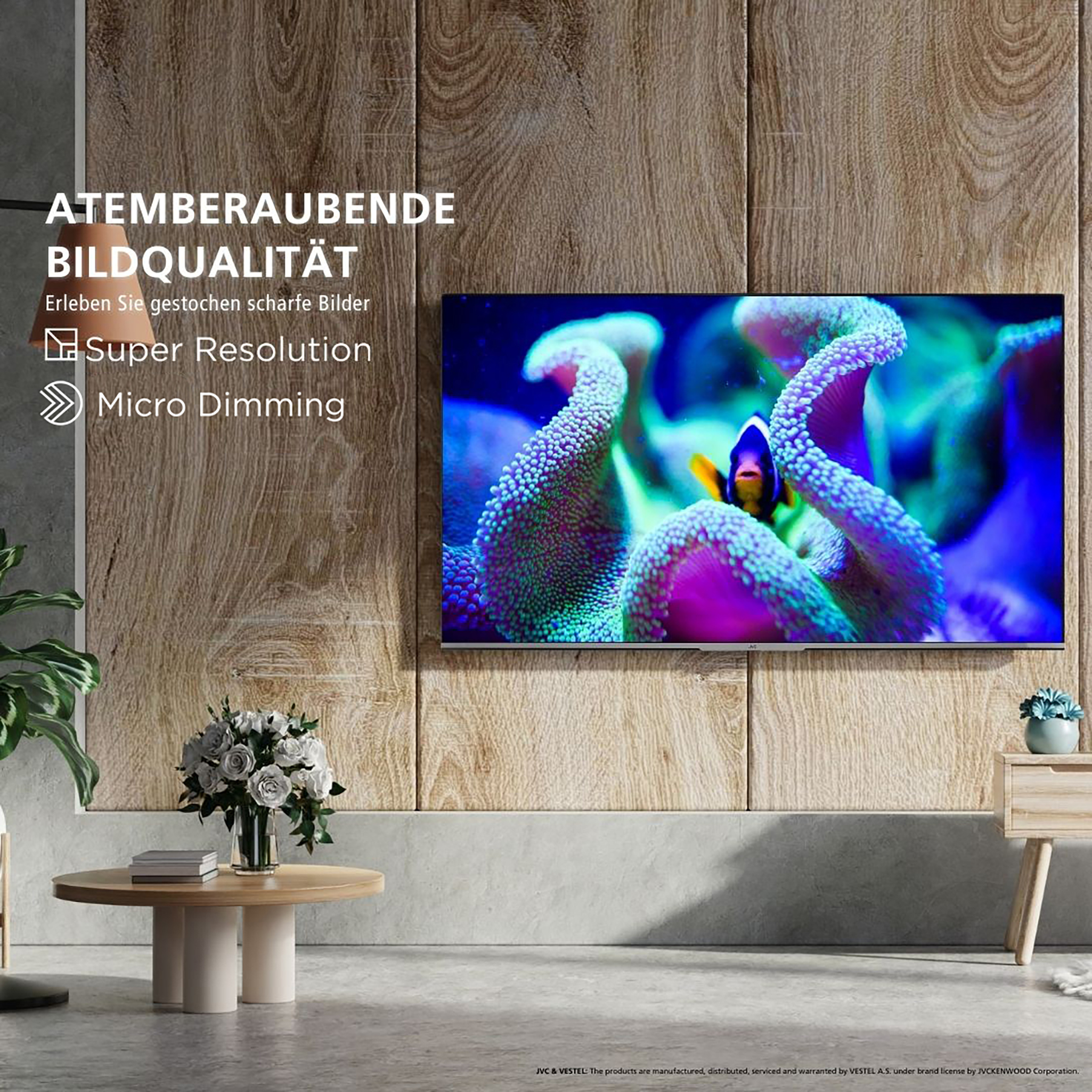 TV na drewnianej ścianie. Pokazuje kolorową podwodną scenę. Kwiaty, stół i szafka w pokoju.