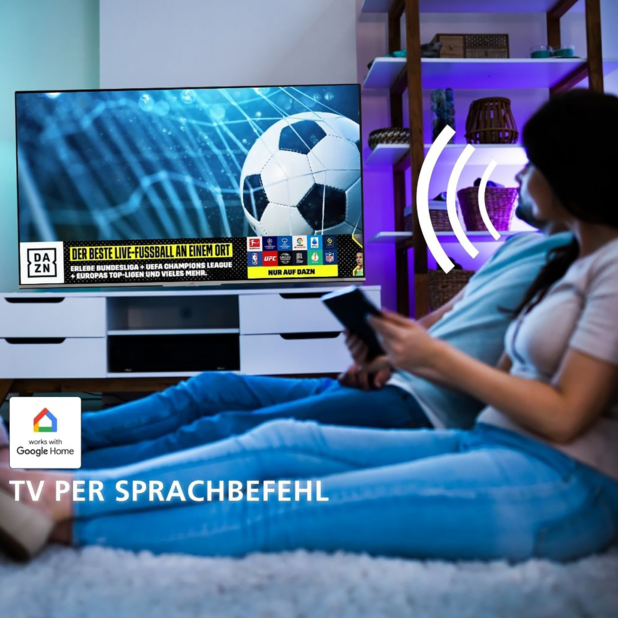 Paar schaut fern. Google Home Sprachsteuerung. Sport auf dem Bildschirm. Weißer Hintergrund.