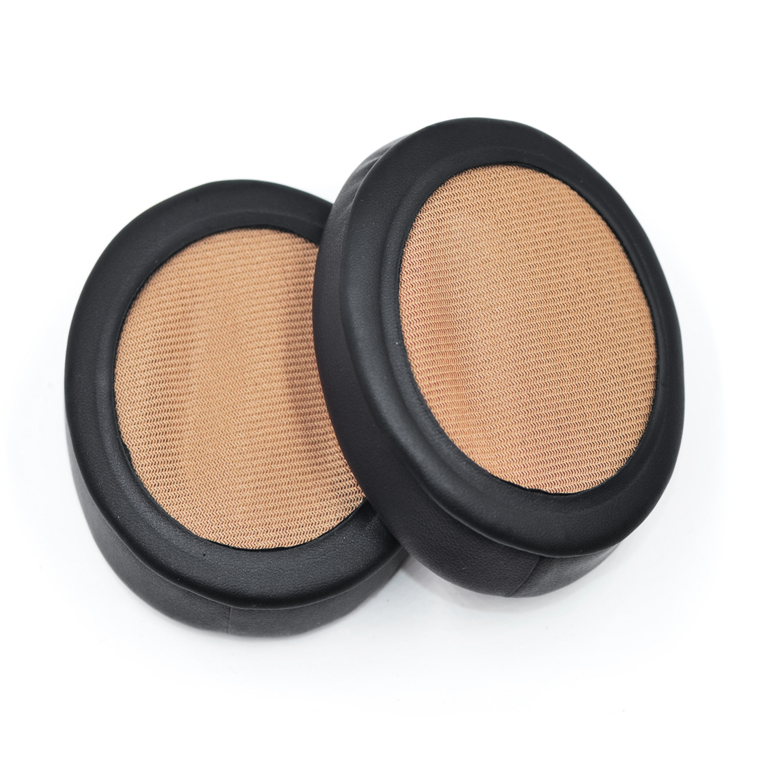 Dwie czarne poduszki do słuchawek z beżową siatką widoczną na białym tle.