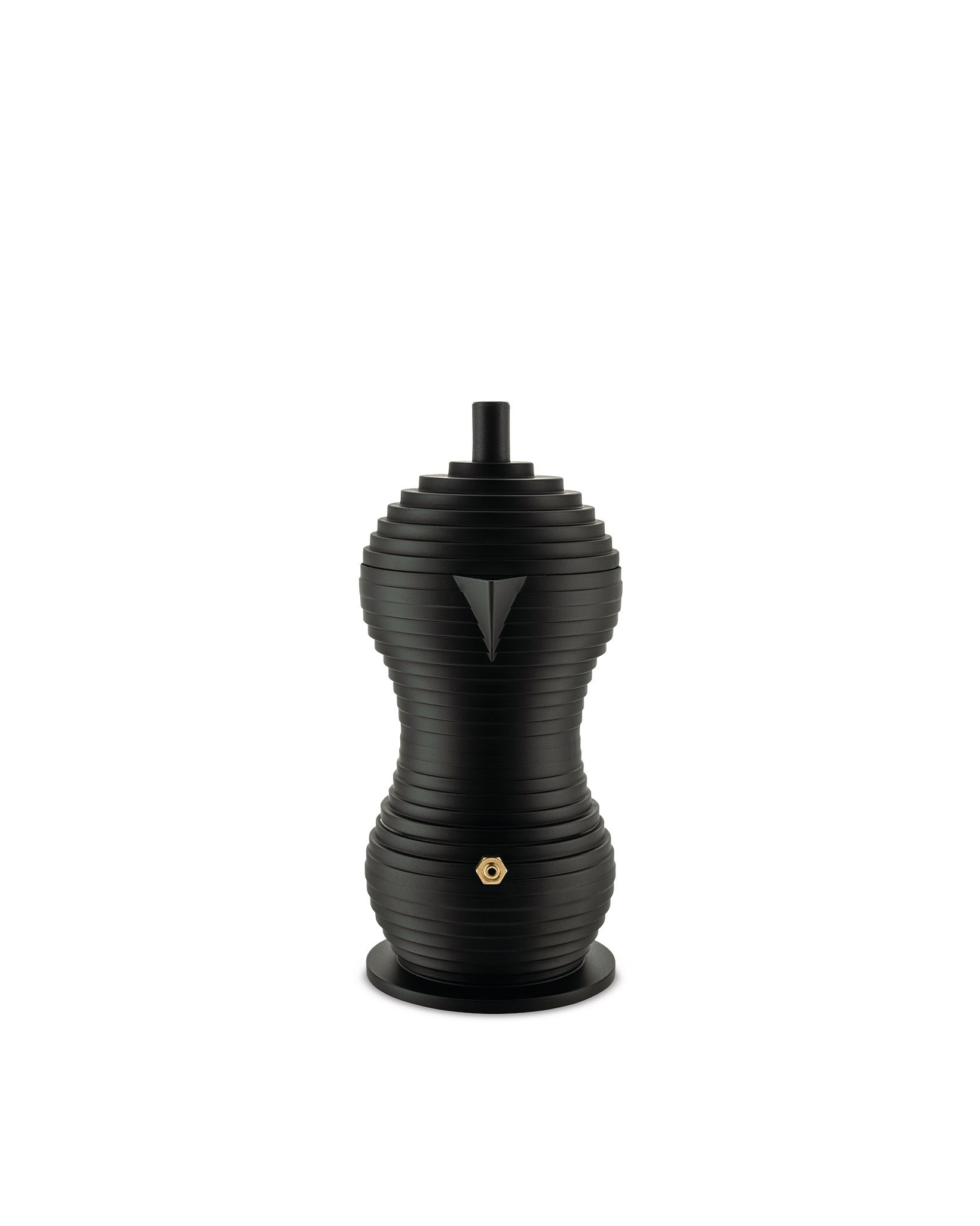 Schwarze, moderne Kaffeemaschine. Verfügt über ein einzigartiges, geripptes Design mit einem dreieckigen Emblem und einem goldfarbenen Detail.