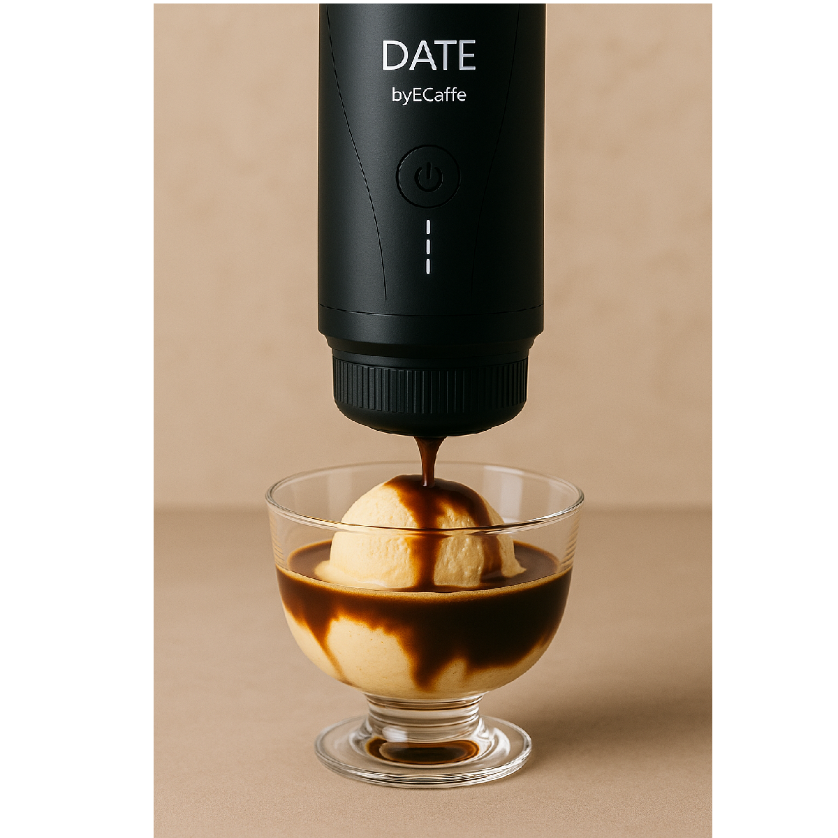 Schwarzes Gerät gießt Espresso über Vanilleeis in einem Glas. Der Hintergrund ist ein neutraler, tanfarbener Farbton.