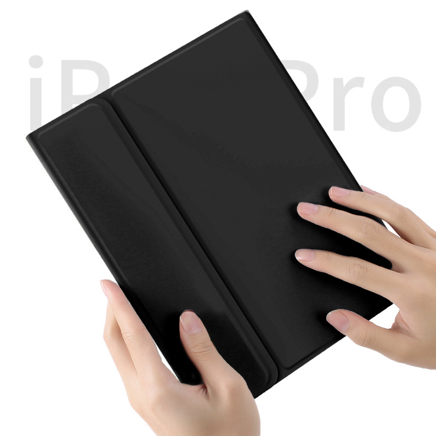 Schwarze Tablethülle wird von zwei Händen gehalten. Die Hülle ist geöffnet und zeigt die Innenseite. Text: iPro.