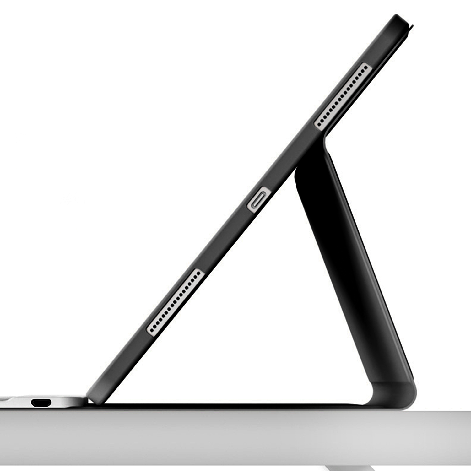 Schwarzes Tablet in einer Hülle, auf einer weißen Oberfläche vor weißem Hintergrund.