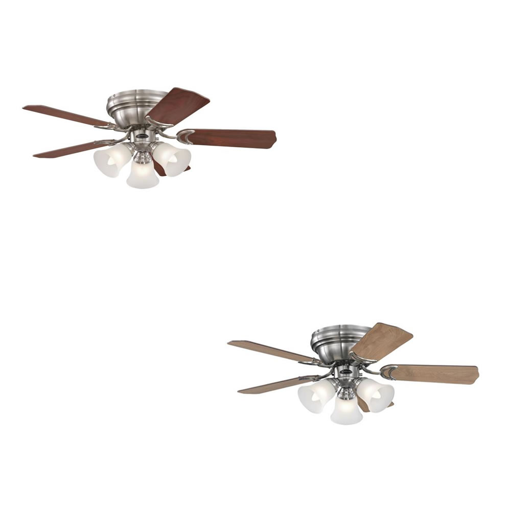 Zwei Deckenventilatoren mit je fünf Holzblättern und vier Lichtern.