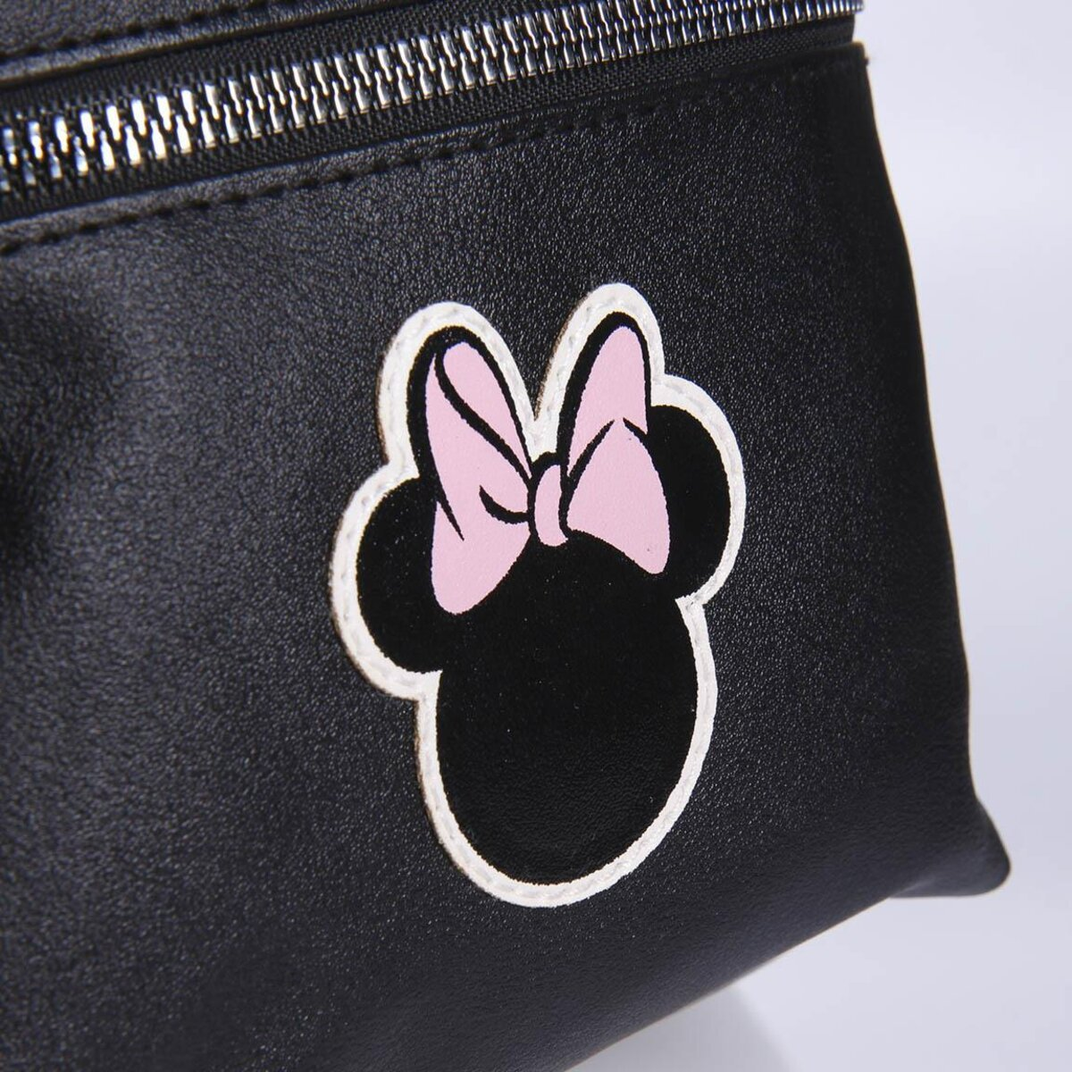 Cartera negra con la cara de Minnie Mouse, lazo rosa y contorno blanco. Cremallera en la parte superior.