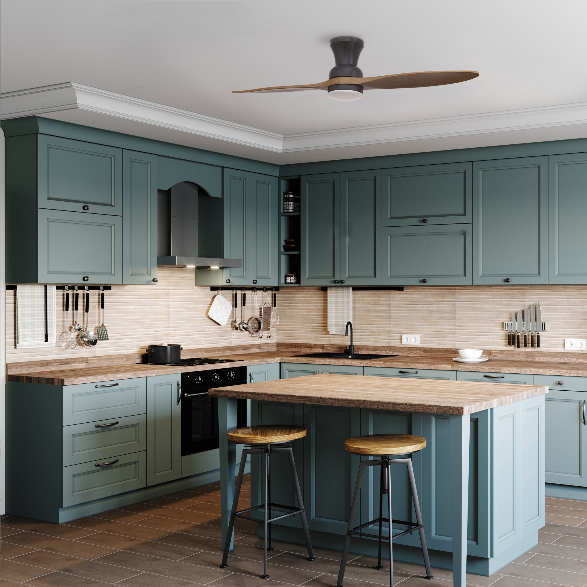 Cocina con gabinetes azules, encimera de madera, isla con taburetes y ventilador de techo marrón.