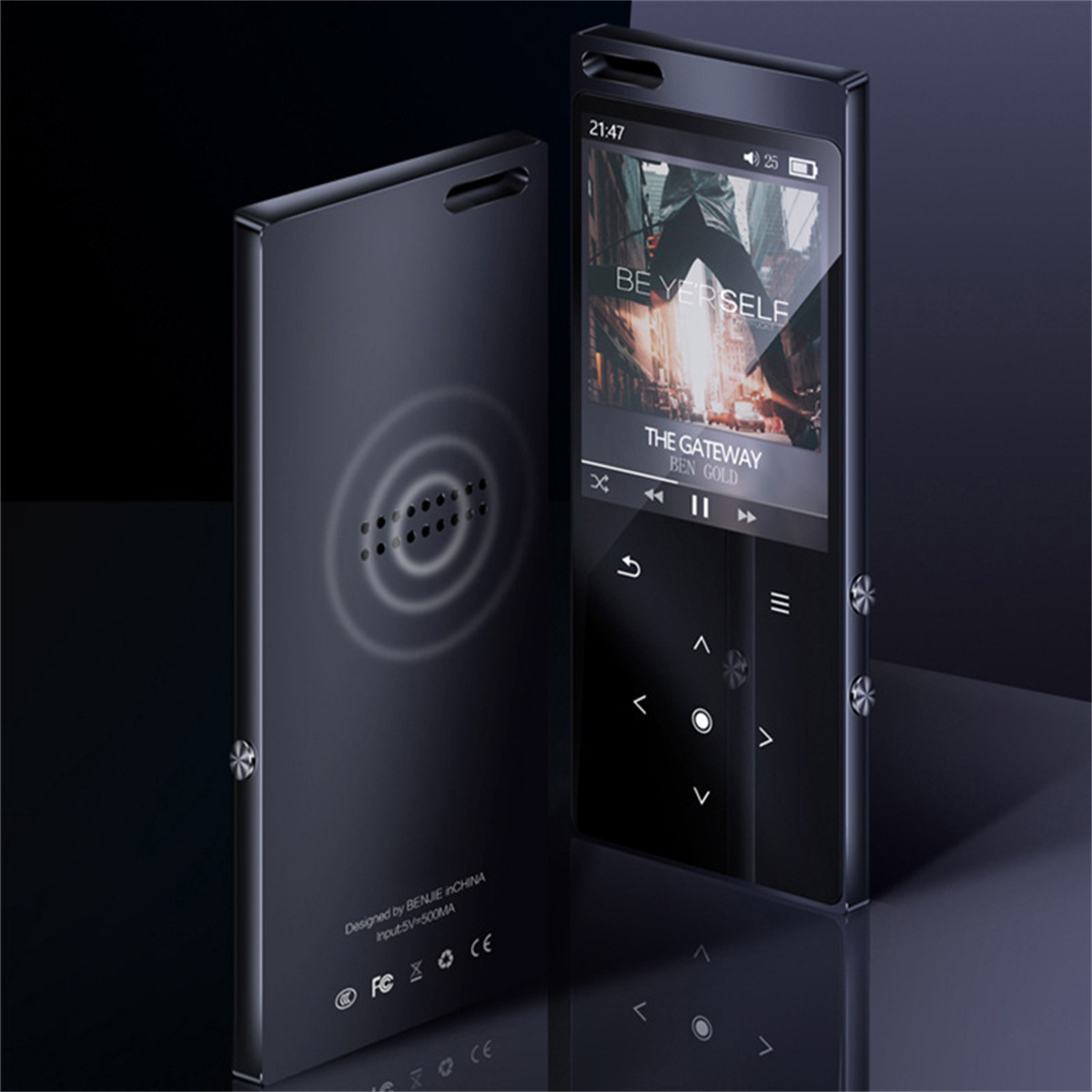 Zwei schwarze tragbare Musikplayer; einer zeigt eine Song-Oberfläche.
