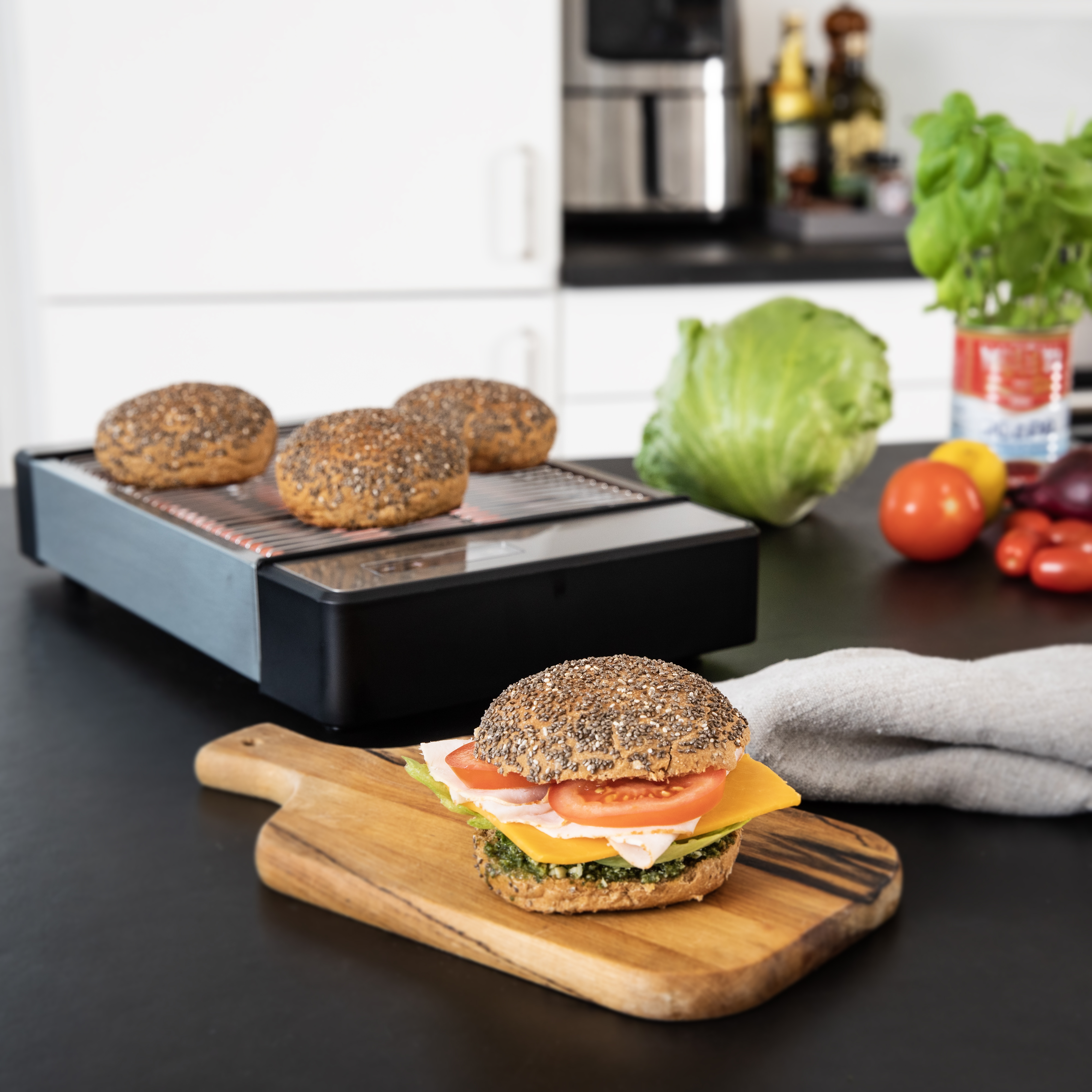 Kanapka na drewnianej desce. Tost, ser, pomidor, sałata.