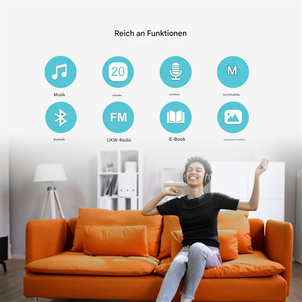 Eine Frau auf einer orangen Couch mit Musiksymbolen, genießt Musik und Funktionen.