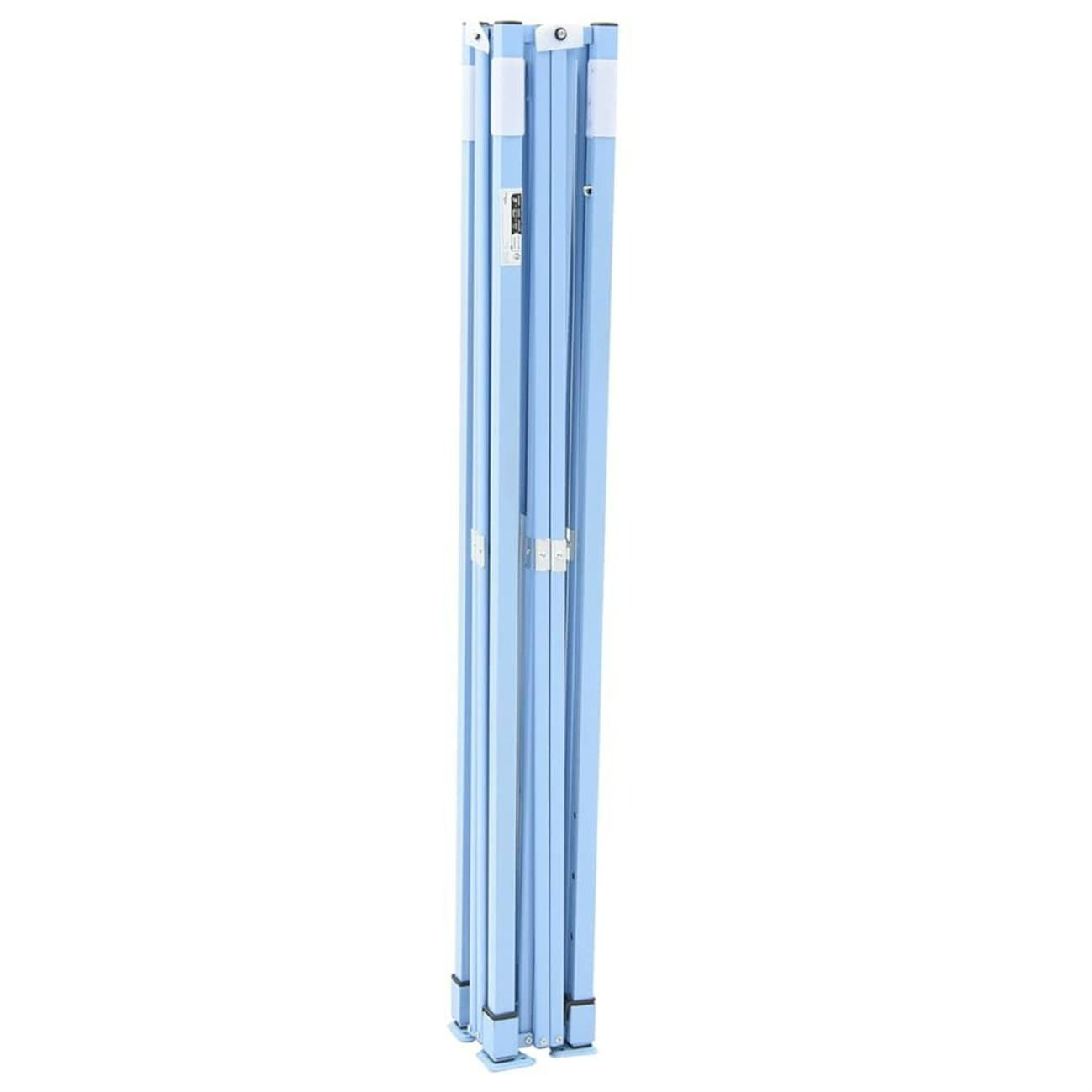 Ein blau zusammengeklappter Klapptisch vor weißem Hintergrund.