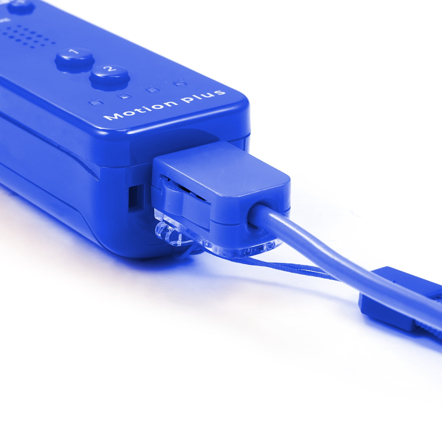 Blaue Wii-Fernbedienung mit Motion Plus-Aufsatz. Sie hat die Tasten 1 und 2.