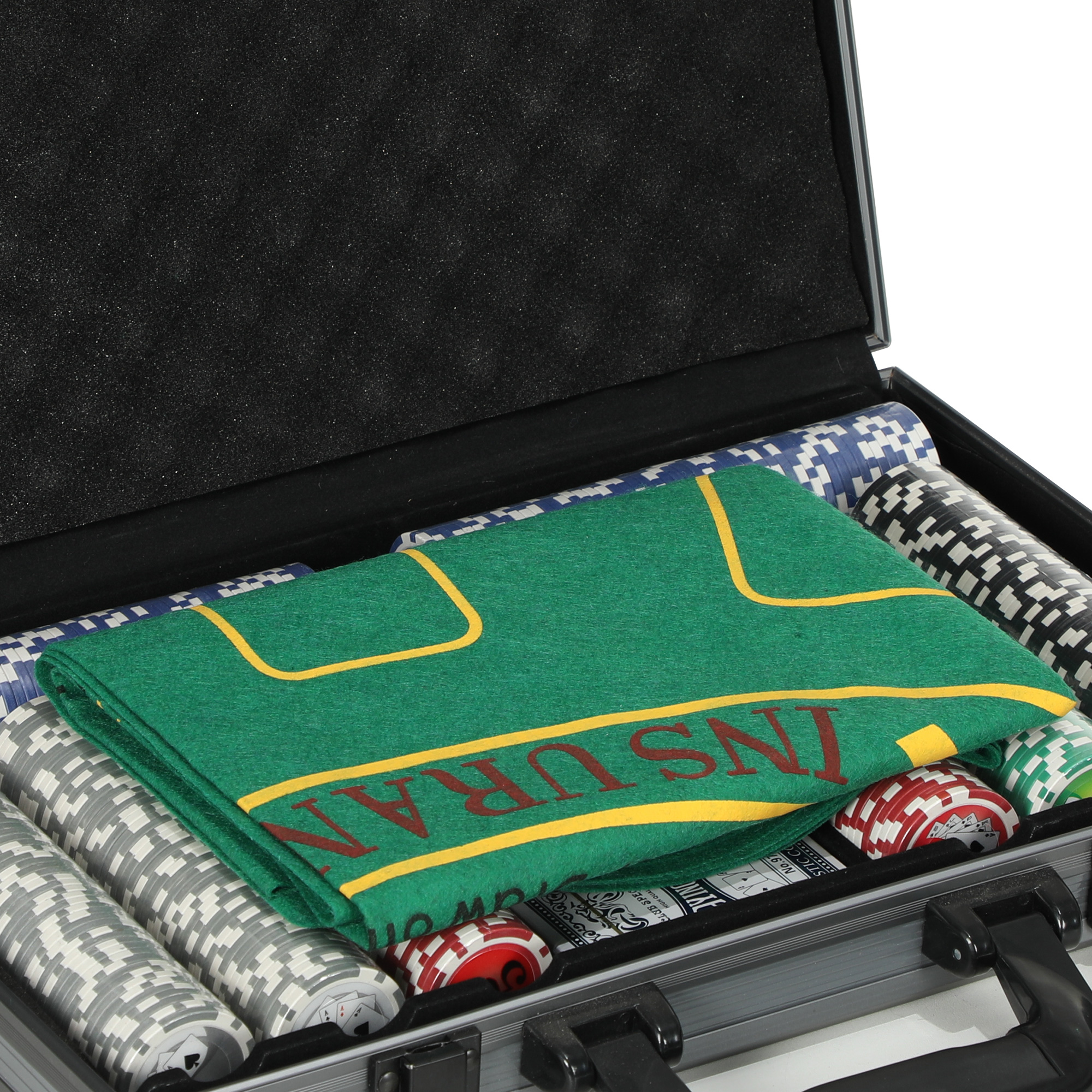 Pokerset im Koffer. Grüne Filzmatte mit INSURAN-Text, Chips, Karten und ein schwarzer Griff sichtbar.