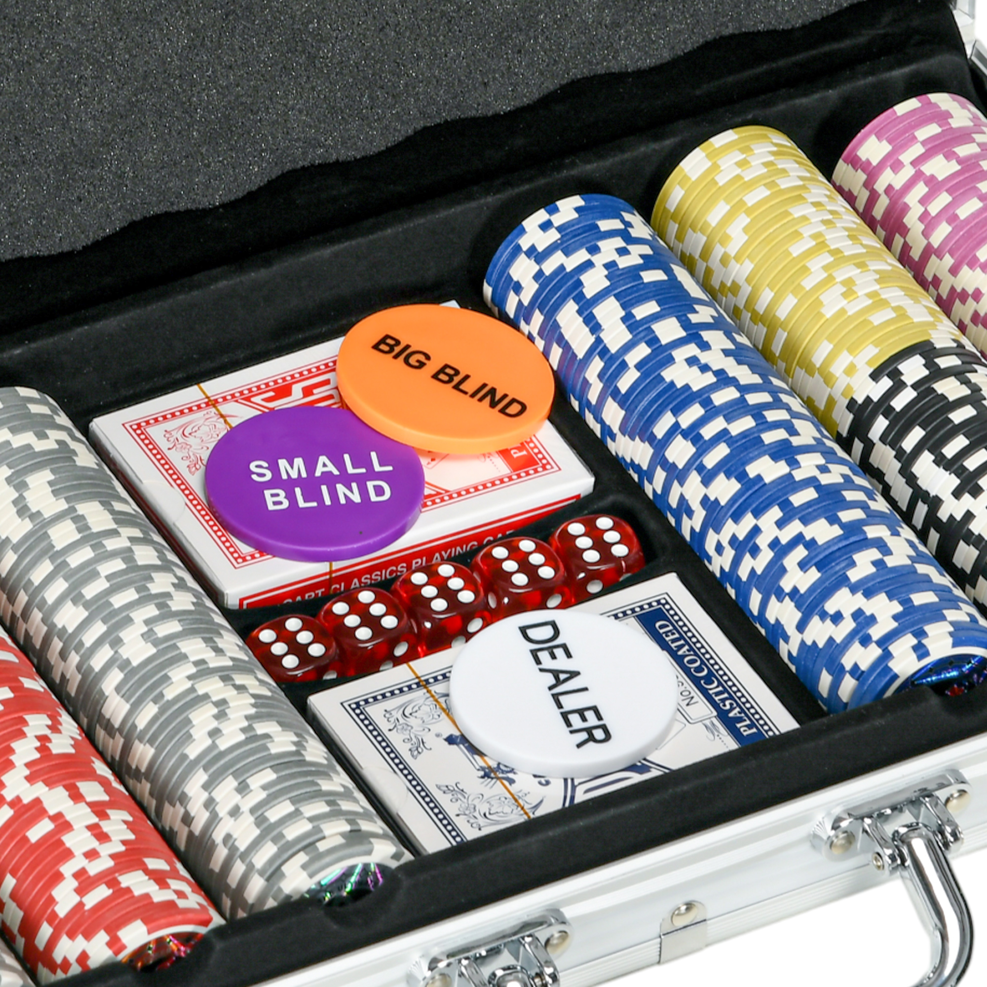 Casino-Pokerchips, Würfel und Karten in einem Koffer. Chips in verschiedenen Farben, Dealer-Button sichtbar.